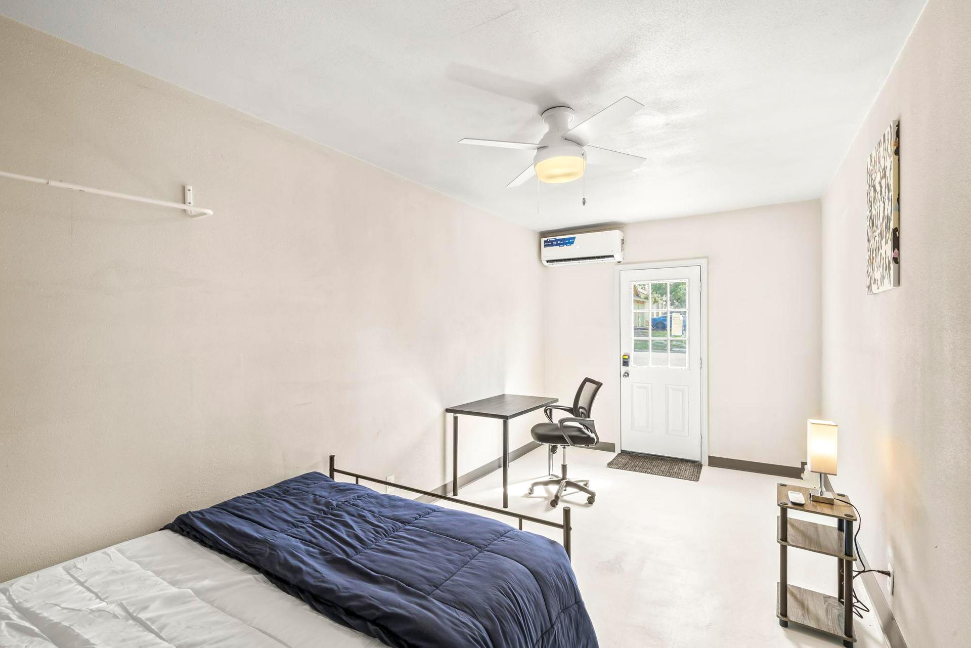 bedroom, detected:ceiling fan, bed
