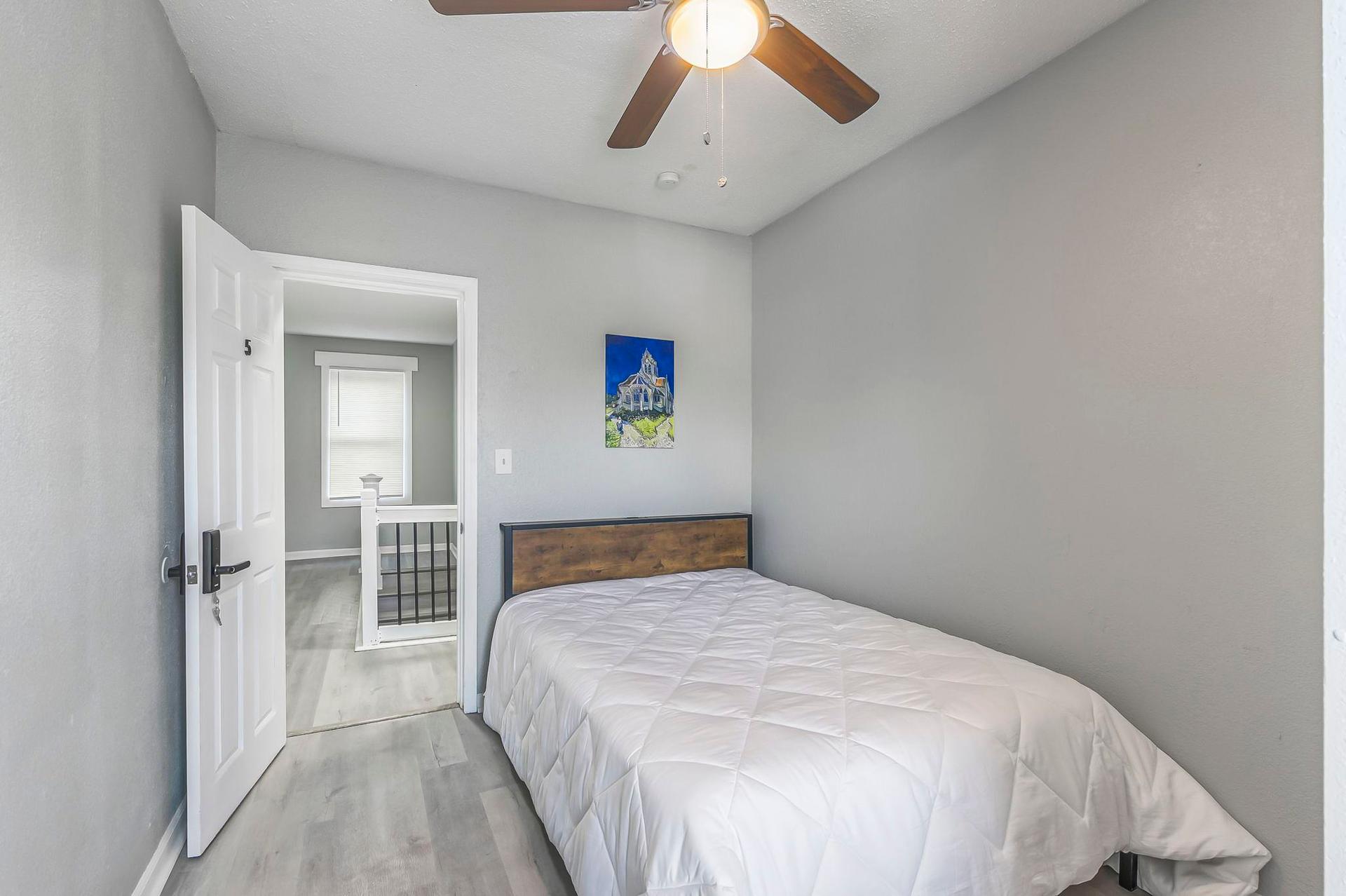 bedroom, detected:ceiling fan, bed, window blind