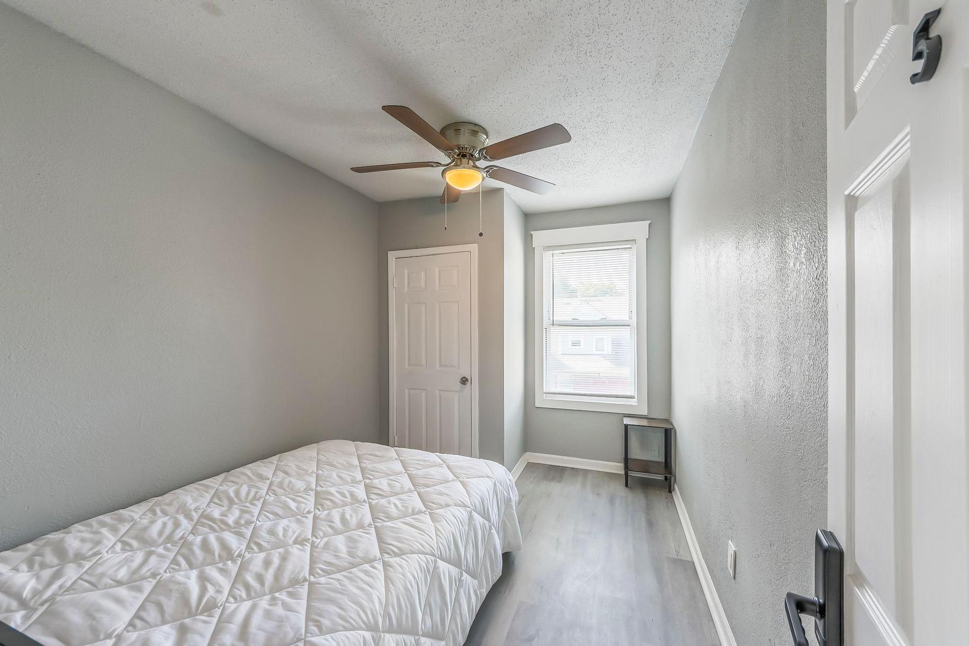 bedroom, detected:ceiling fan, bed, window blind