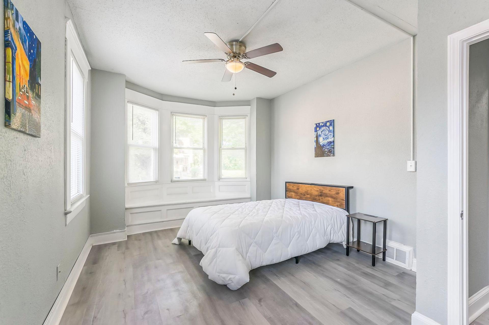 bedroom, detected:ceiling fan, window blind, bed