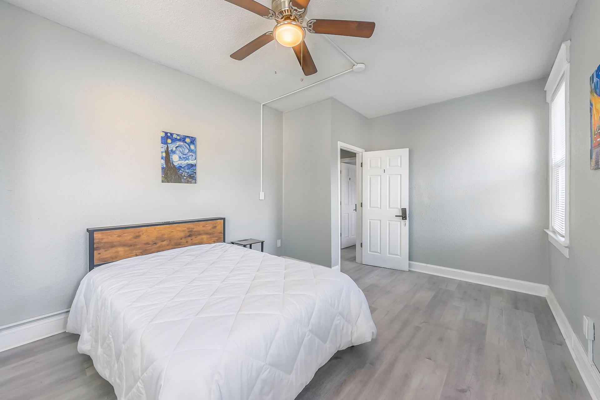 bedroom, detected:ceiling fan, bed, window blind