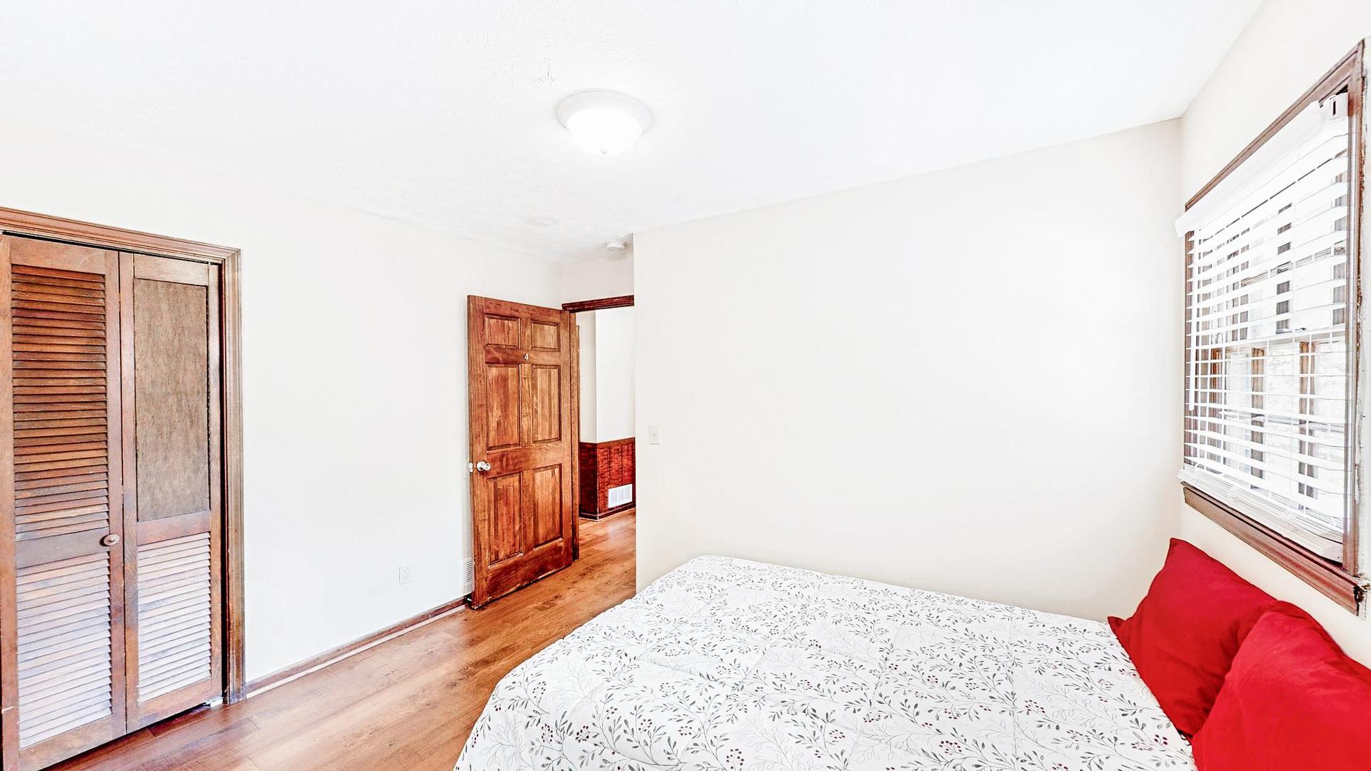 bedroom, detected: bed, sofa