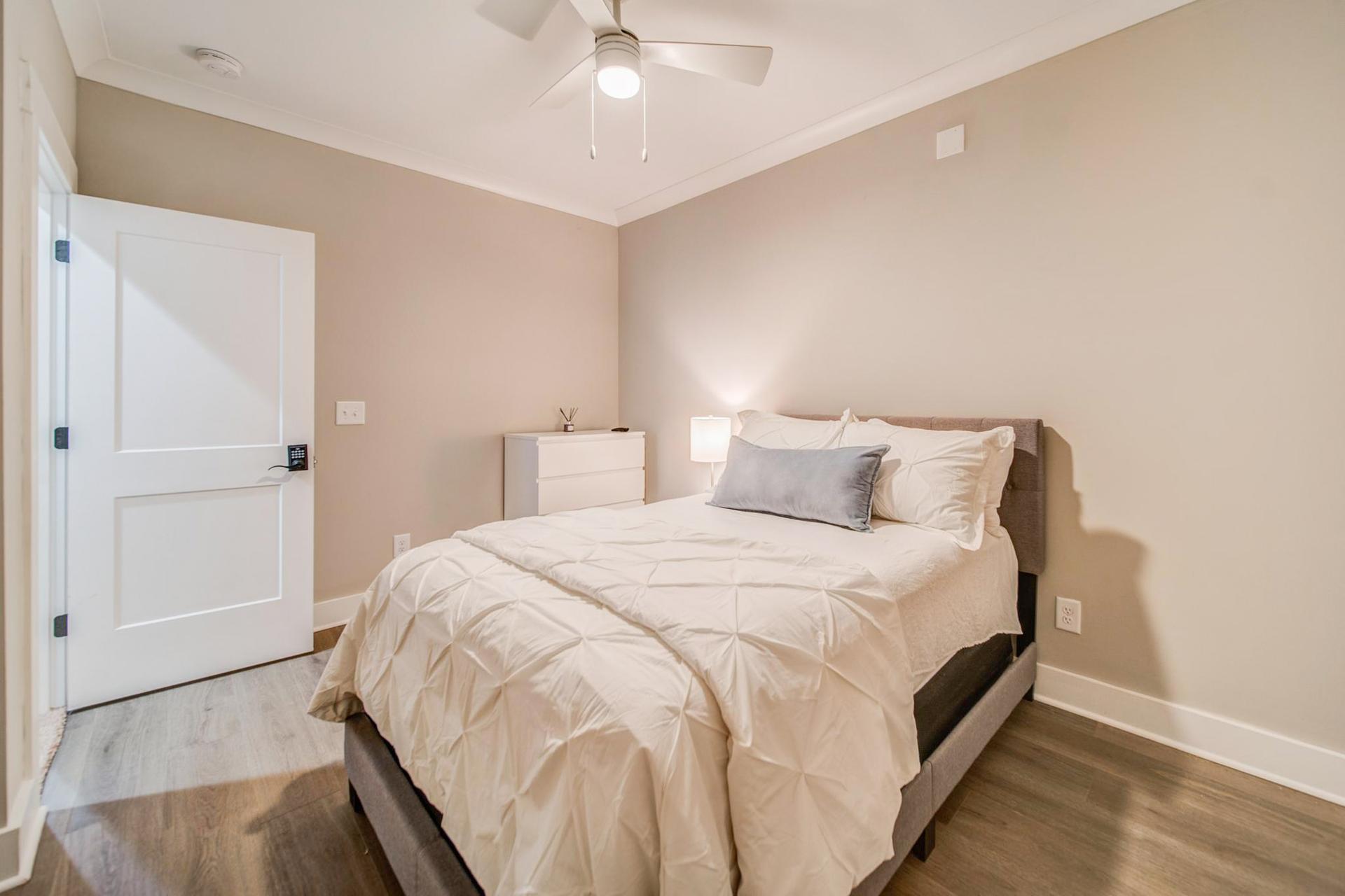 bedroom, detected:ceiling fan, bed, window blind