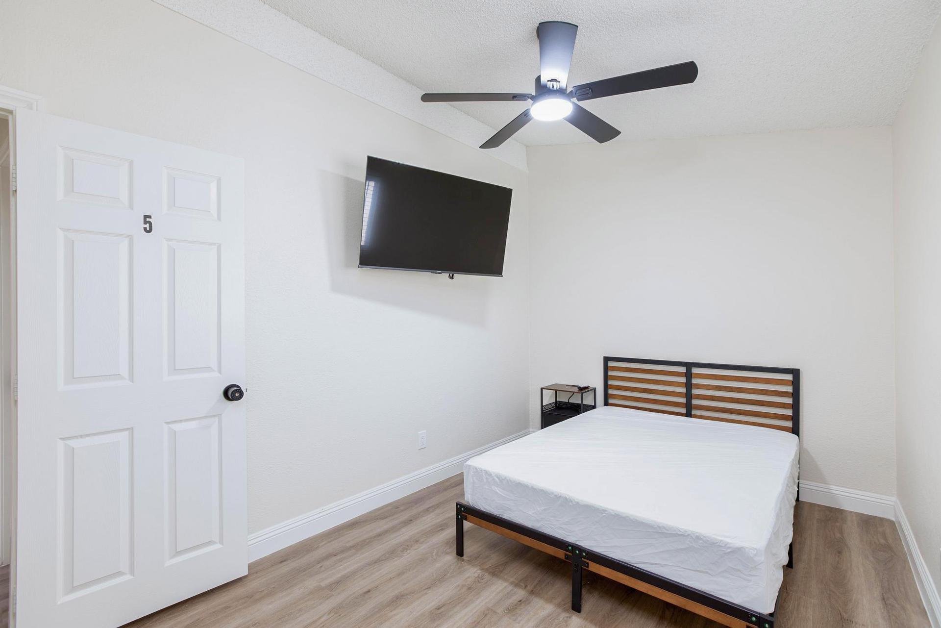 bedroom, detected:ceiling fan, window blind, bed