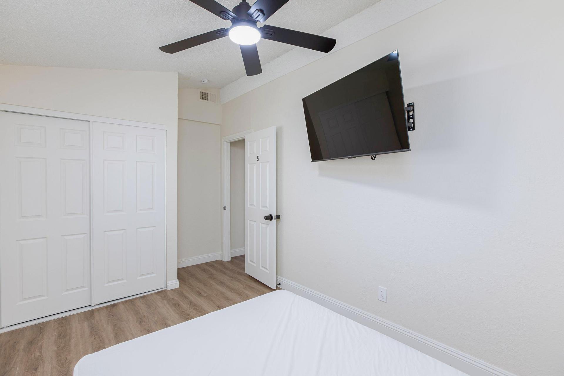 bedroom, detected:ceiling fan, window blind