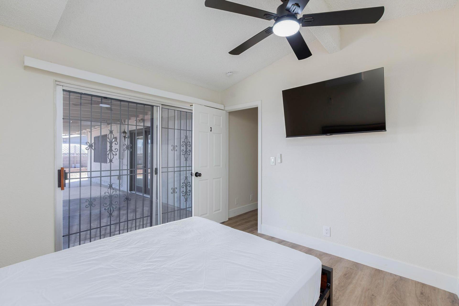 bedroom, detected:ceiling fan, bed, window blind
