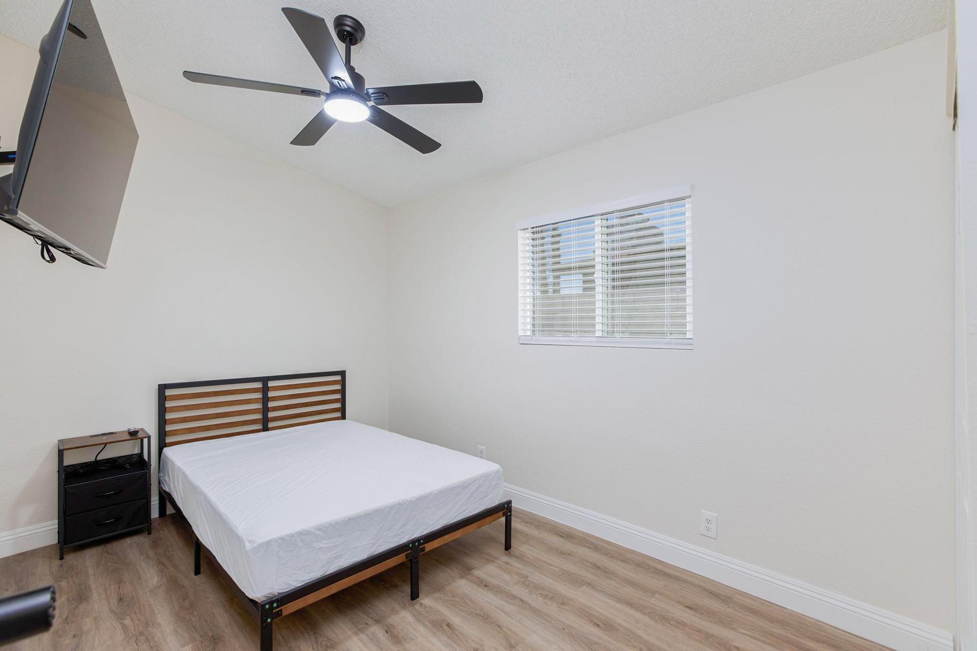 bedroom, detected:ceiling fan, window blind, bed