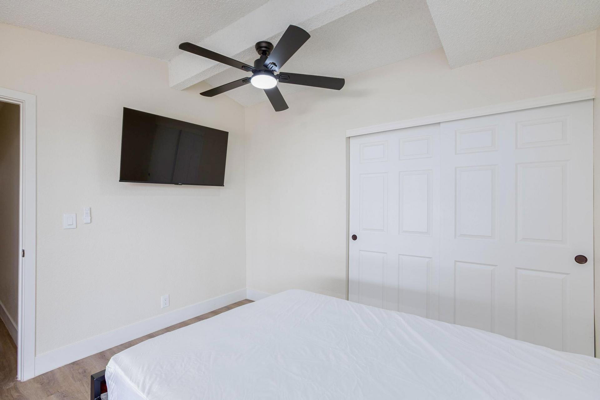 bedroom, detected:ceiling fan, window blind, bed