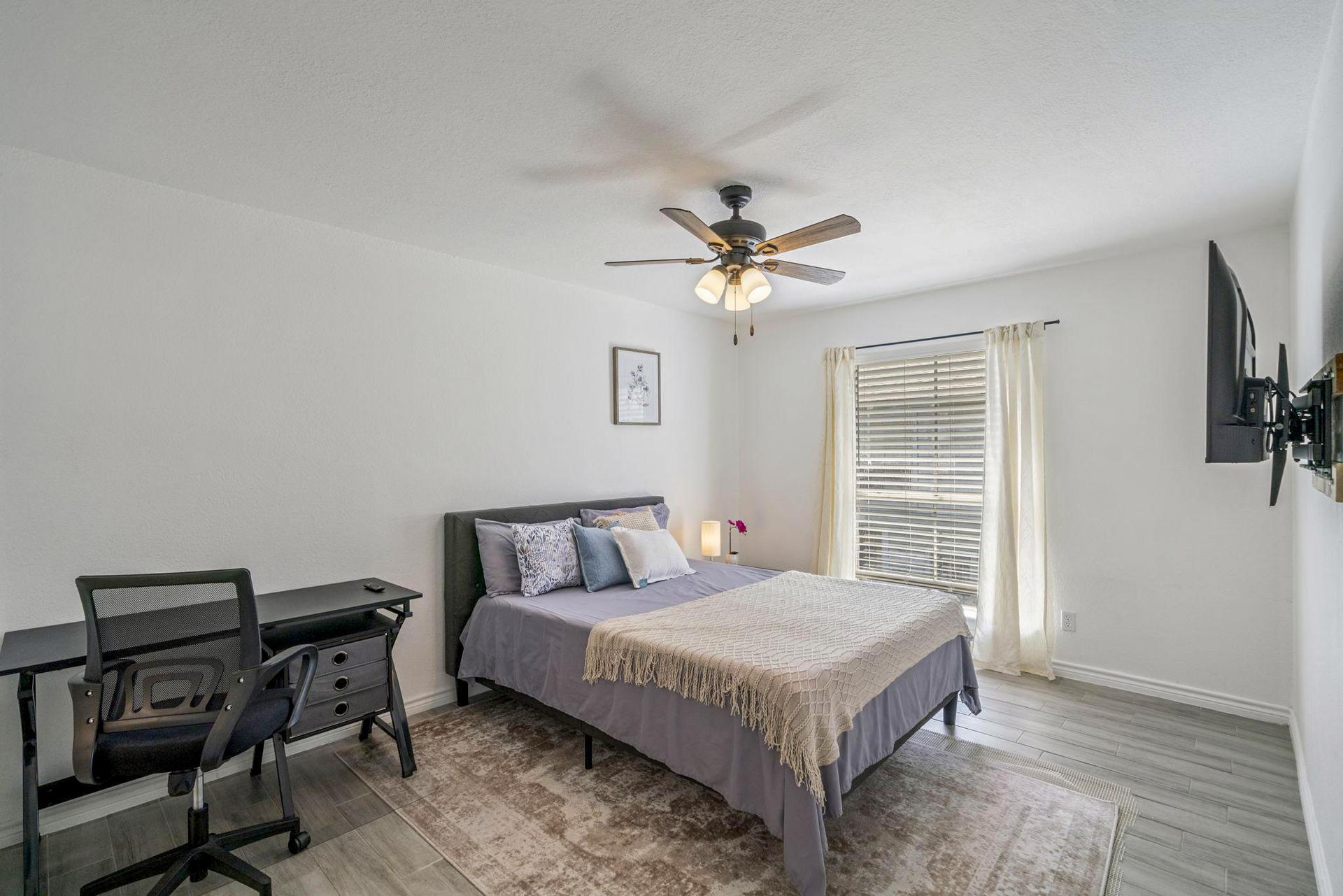 bedroom, detected:ceiling fan, window blind, bed