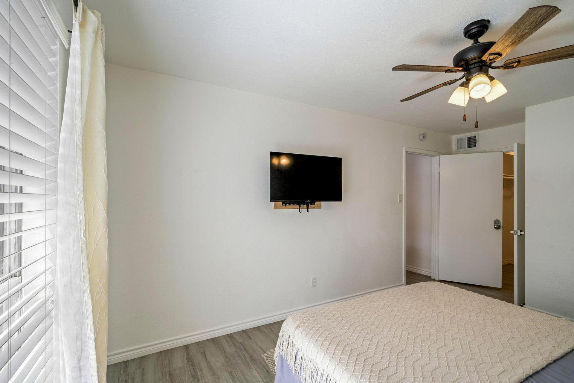 bedroom, detected:ceiling fan, window blind, bed