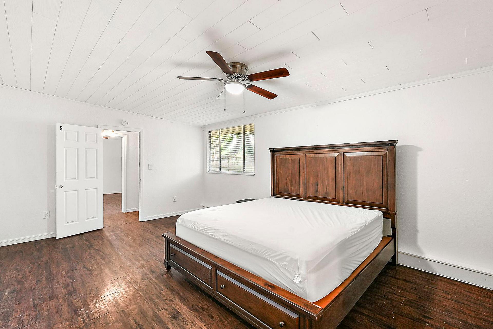 bedroom, detected:ceiling fan, bed, window blind