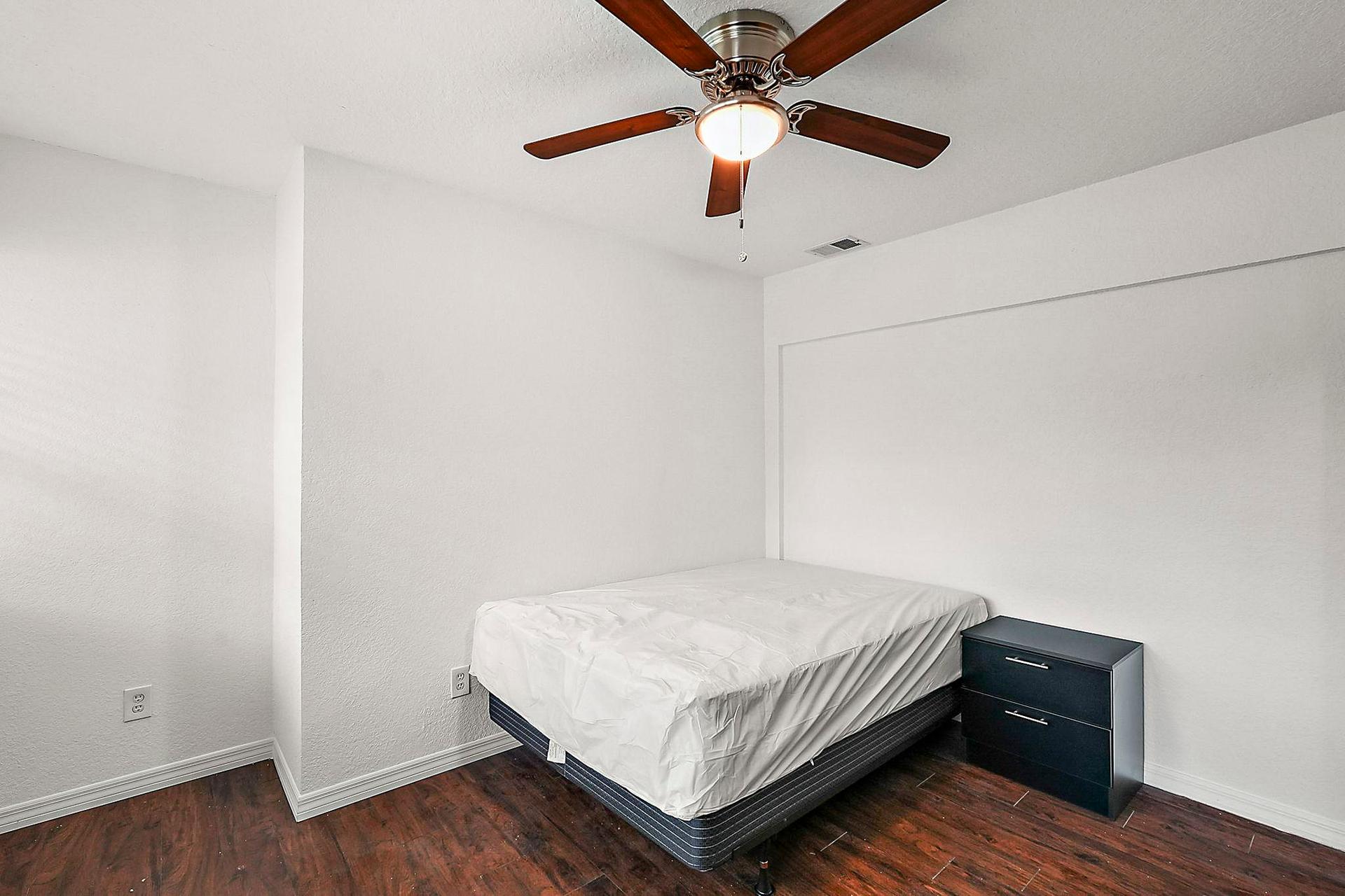 bedroom, detected:ceiling fan, window blind, bed