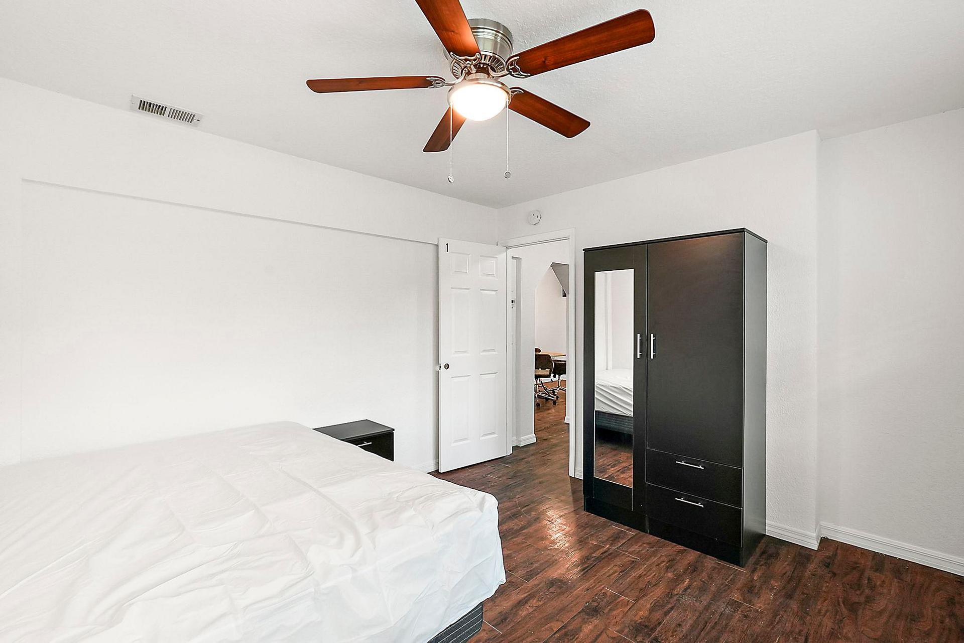 bedroom, detected:ceiling fan, window blind, bed