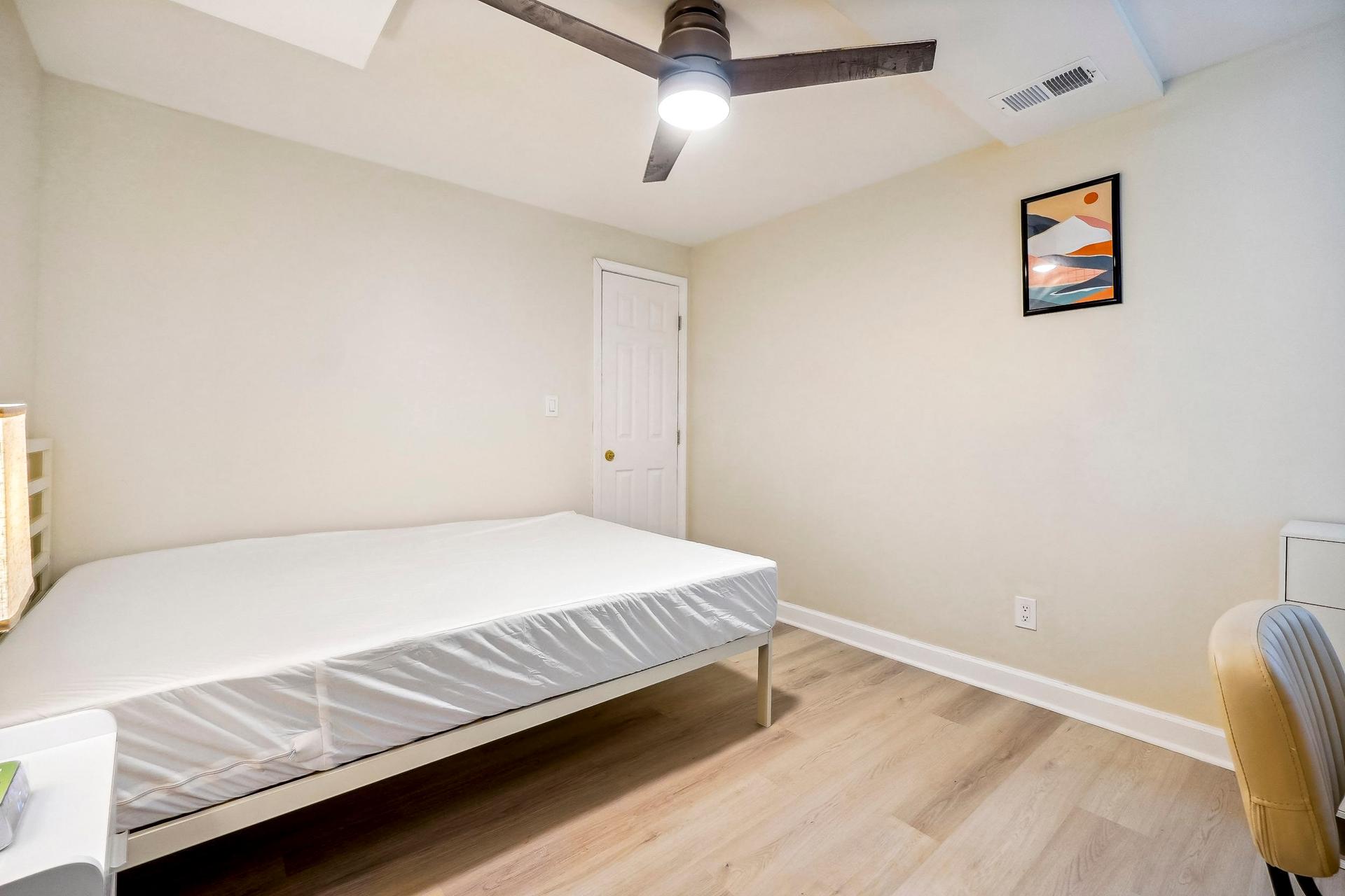 bedroom, detected:ceiling fan, bed