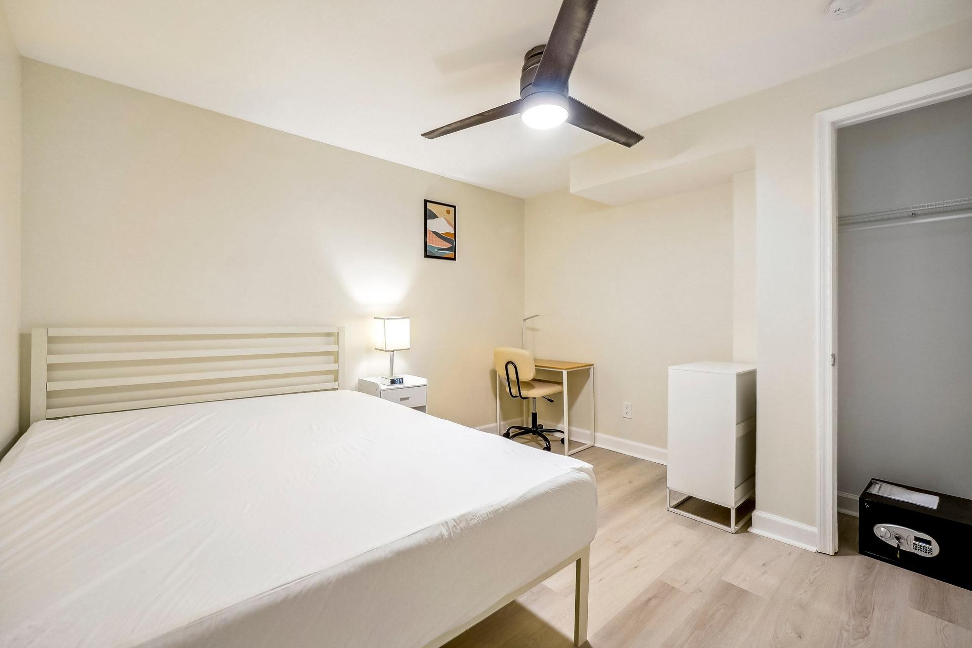 bedroom, detected:ceiling fan, bed, window blind