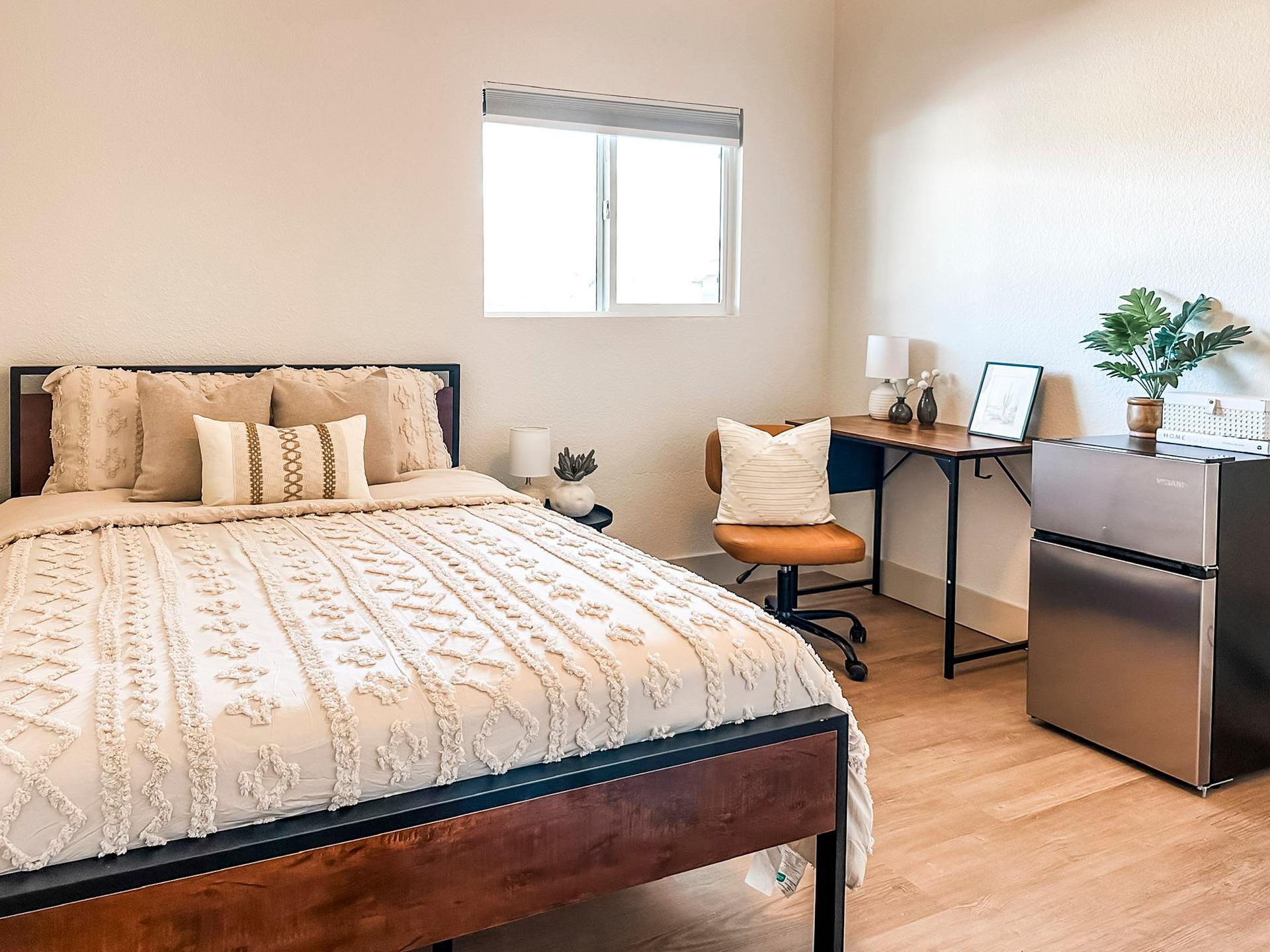 bedroom, detected:window blind, bed