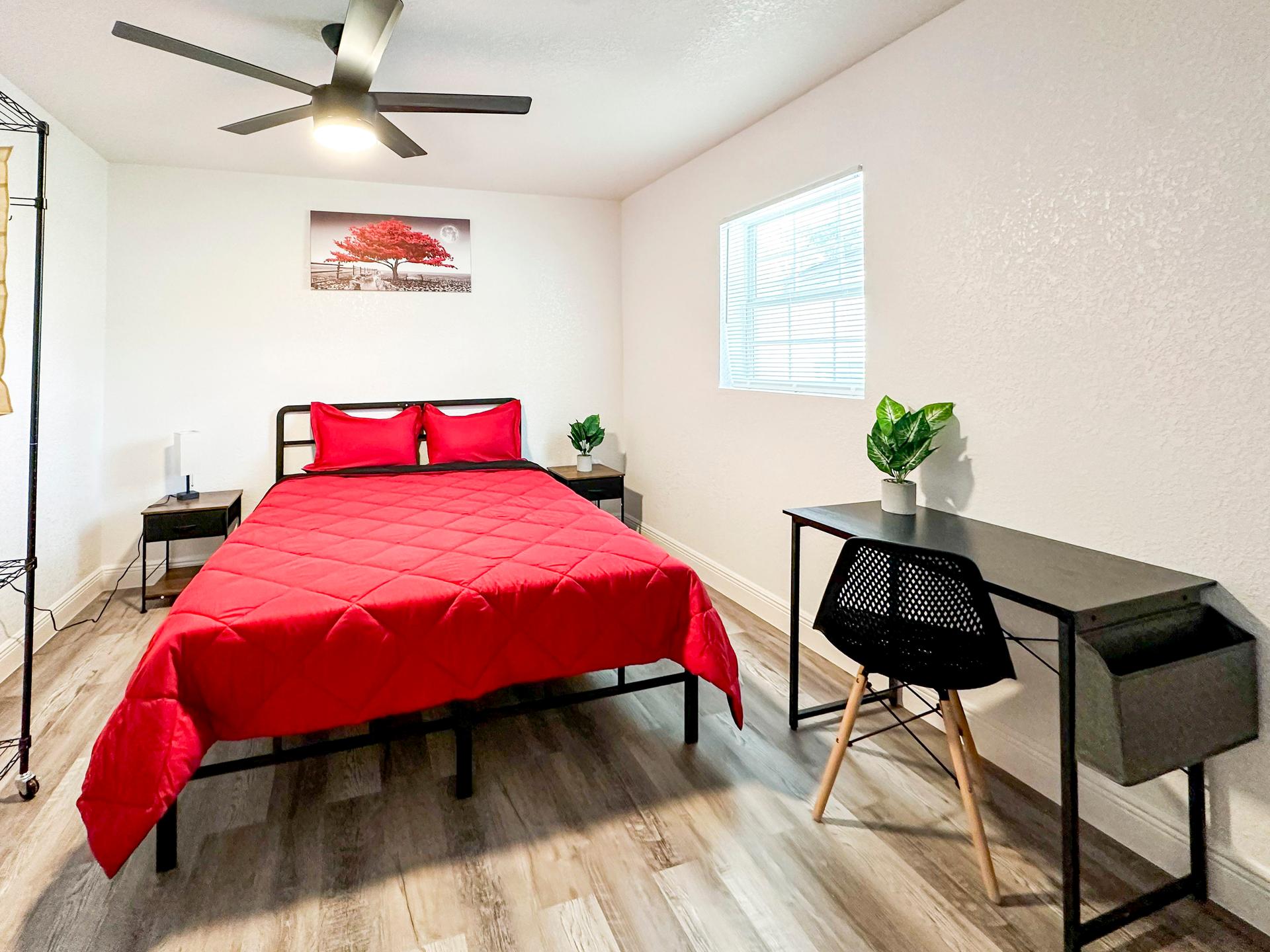 bedroom, detected:ceiling fan, bed, window blind