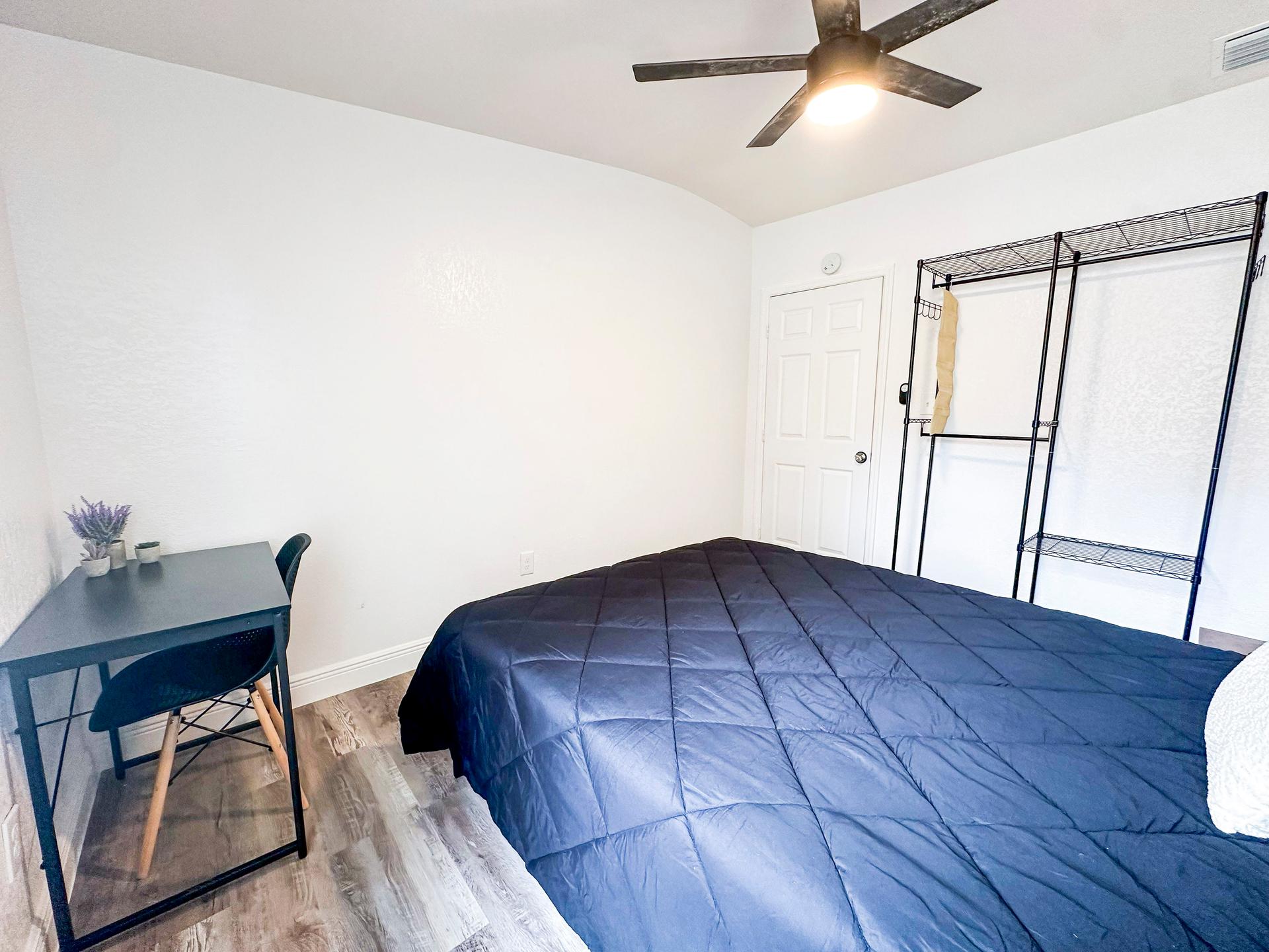 bedroom, detected:ceiling fan, window blind, bed