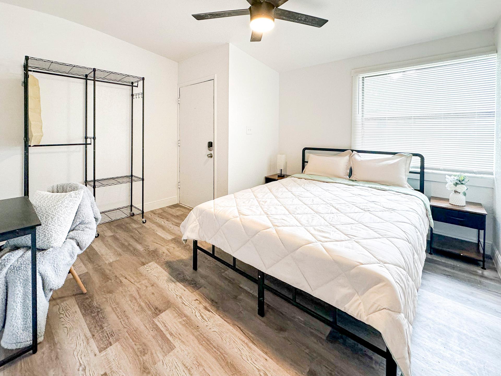 bedroom, detected:ceiling fan, bed, window blind