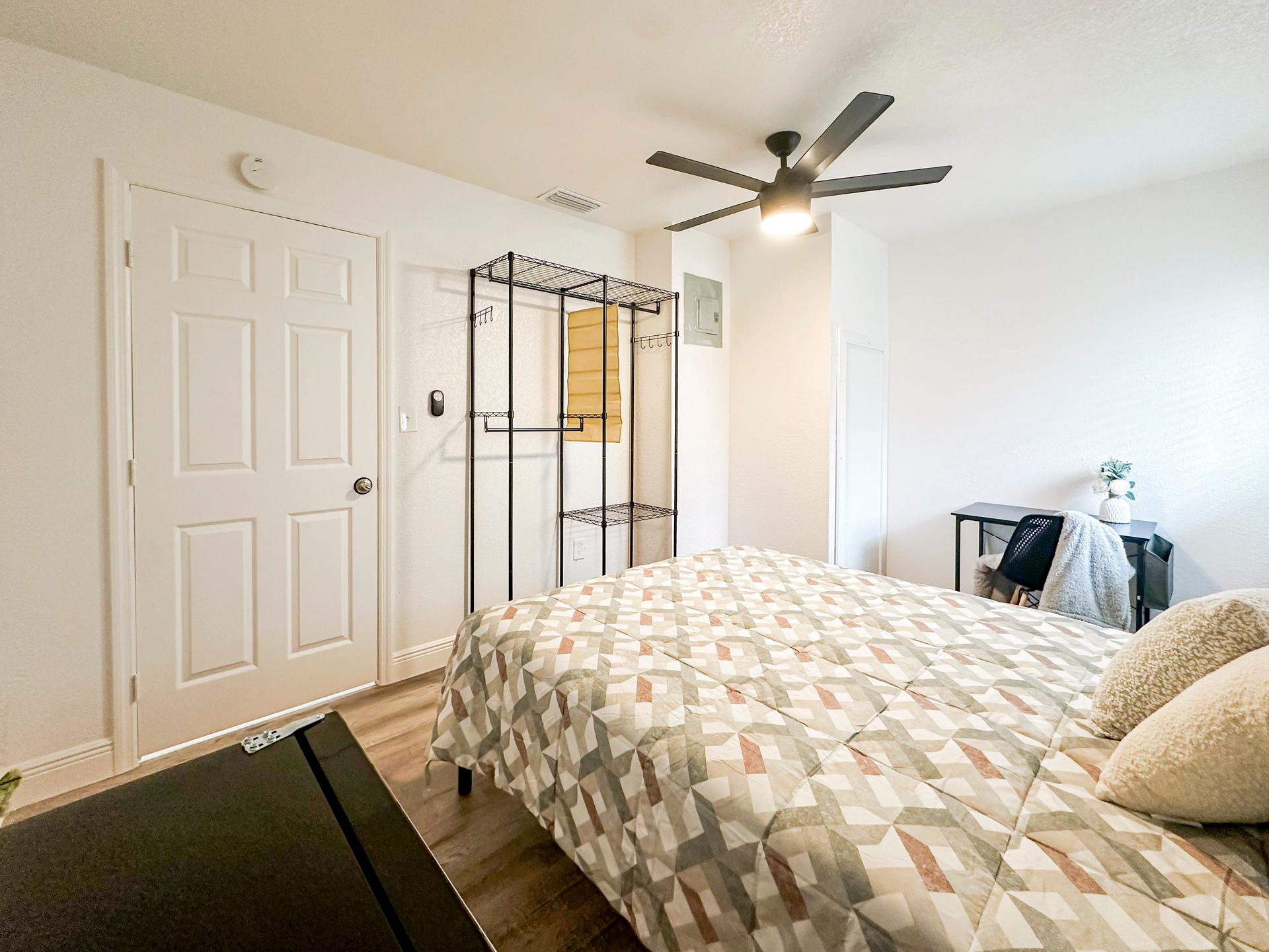 bedroom, detected:ceiling fan, bed, window blind