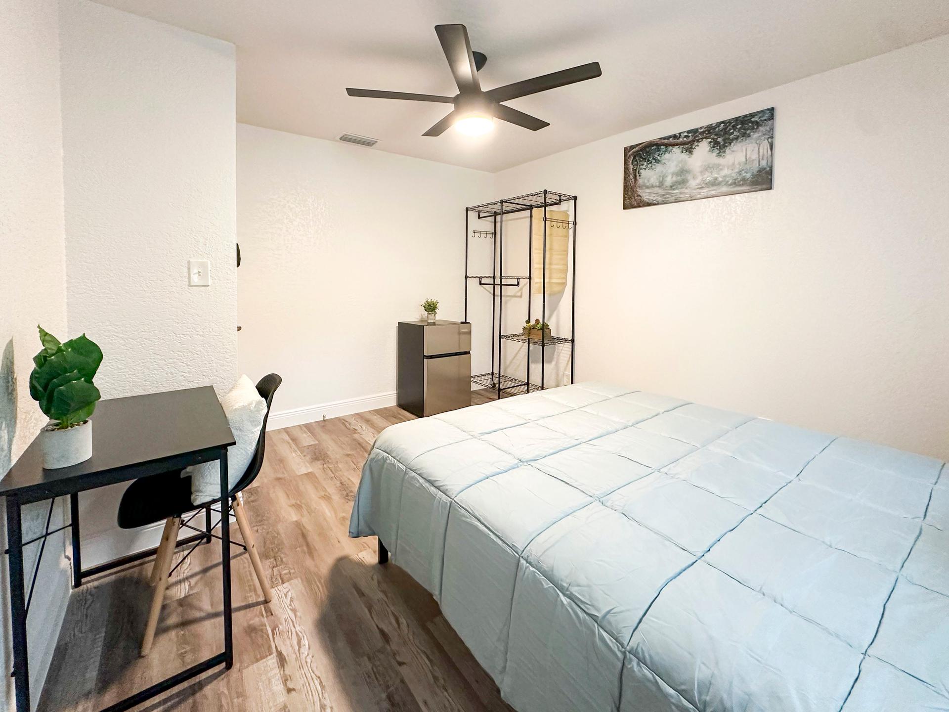 bedroom, detected:ceiling fan, window blind, bed