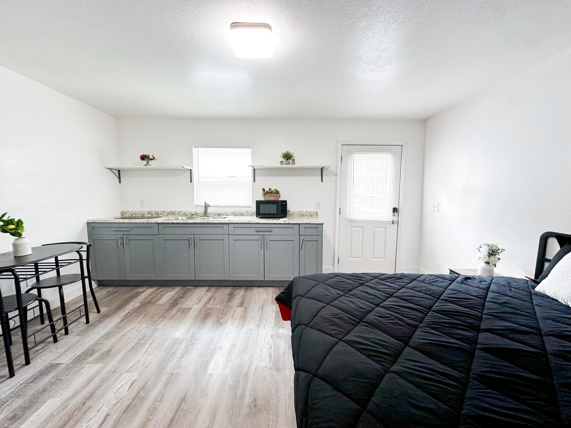 bedroom, detected:kitchen stove, bed