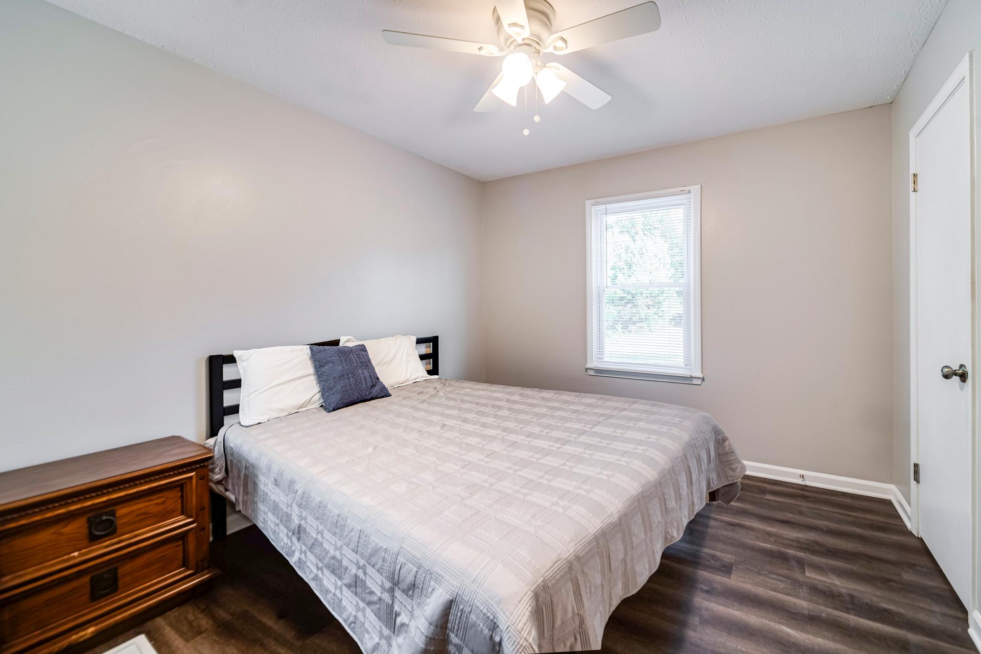 bedroom, detected:ceiling fan, window blind, bed