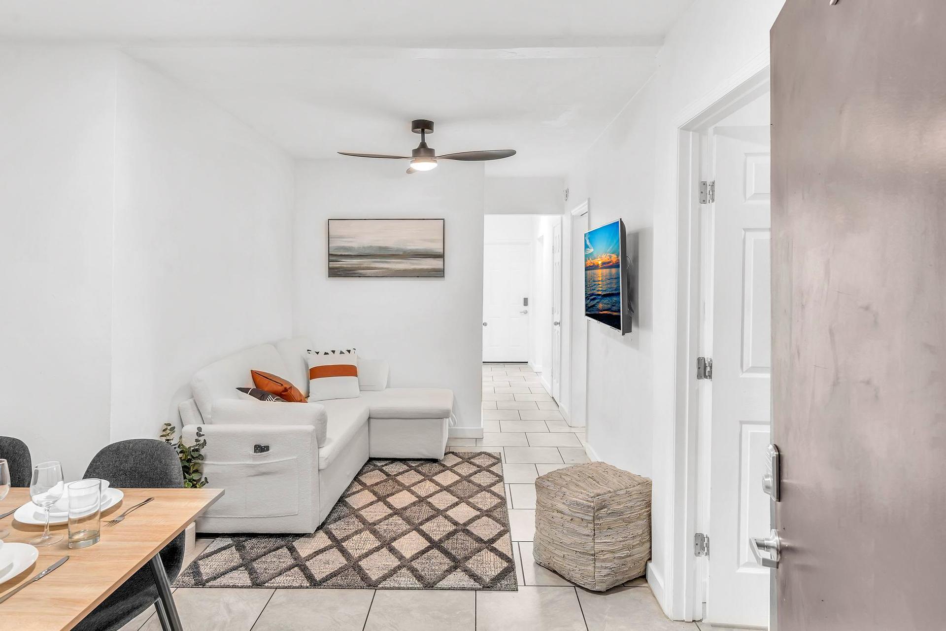 living_room, detected:ceiling fan