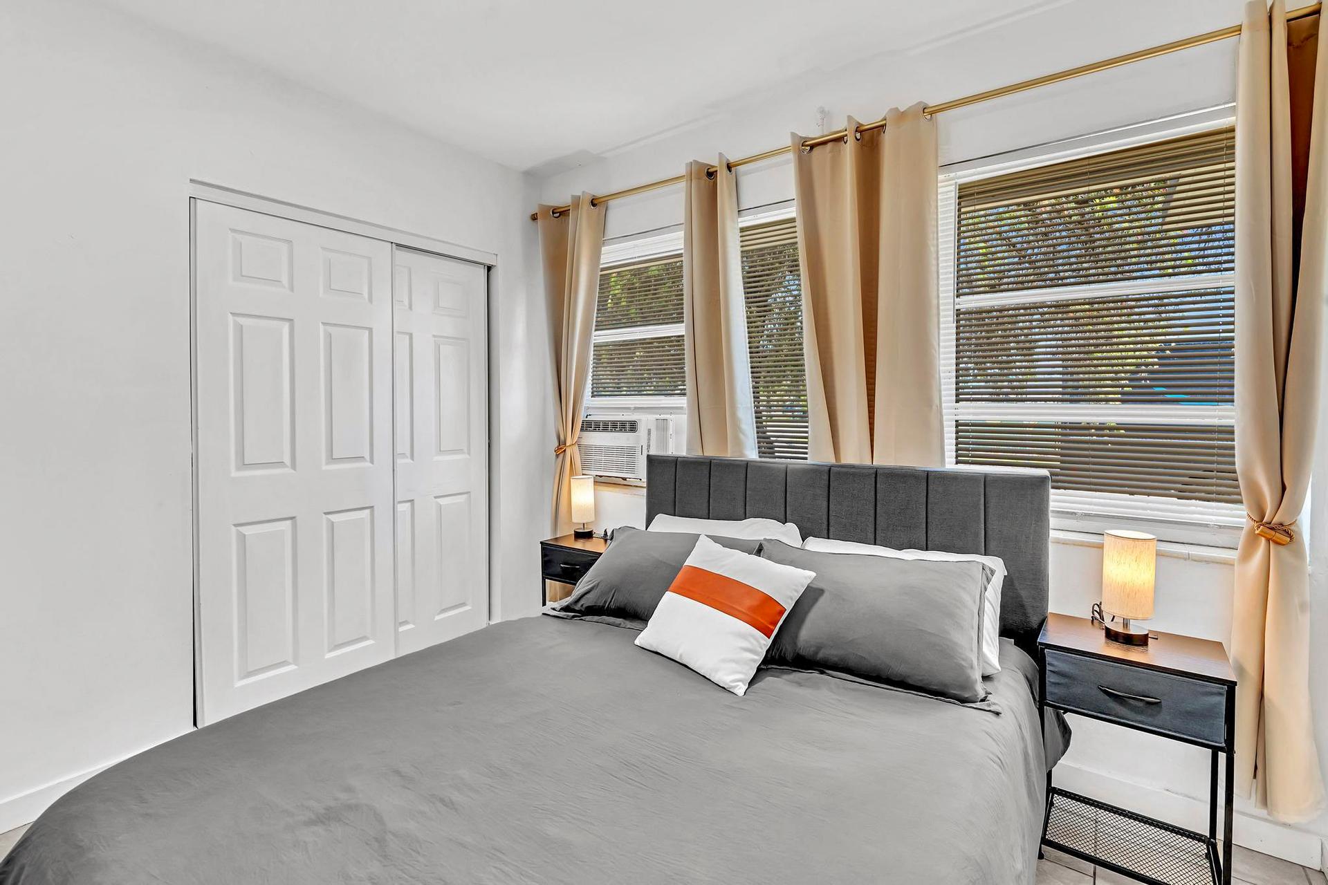 bedroom, detected:window blind, bed