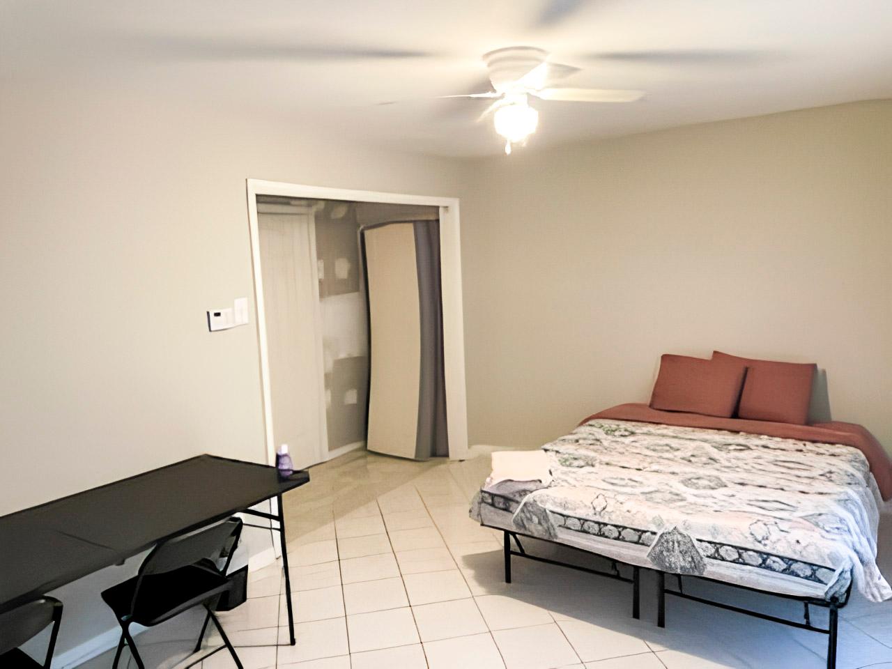 bedroom, detected:ceiling fan, window blind, bed