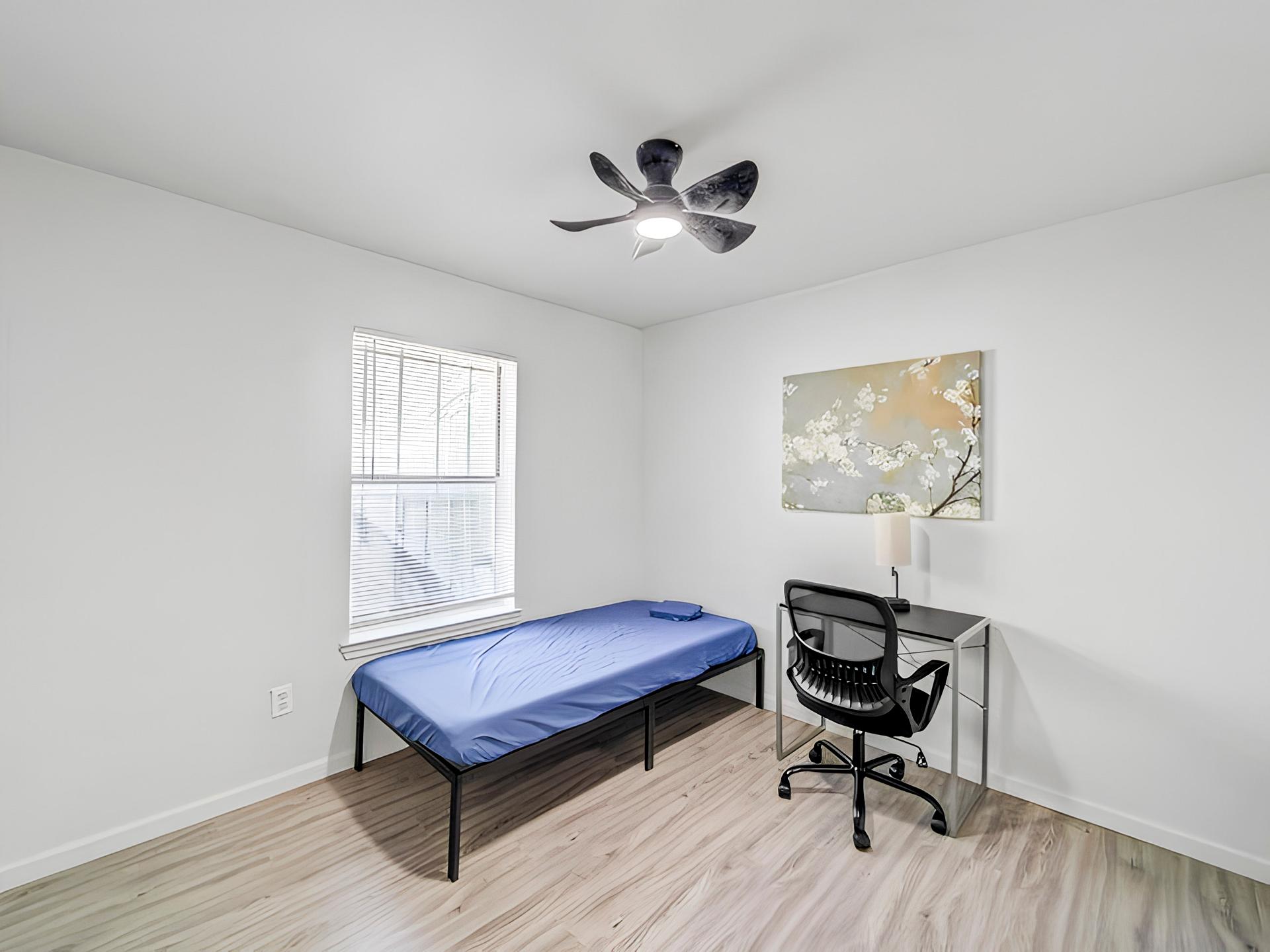 bedroom, detected:ceiling fan, window blind, bed