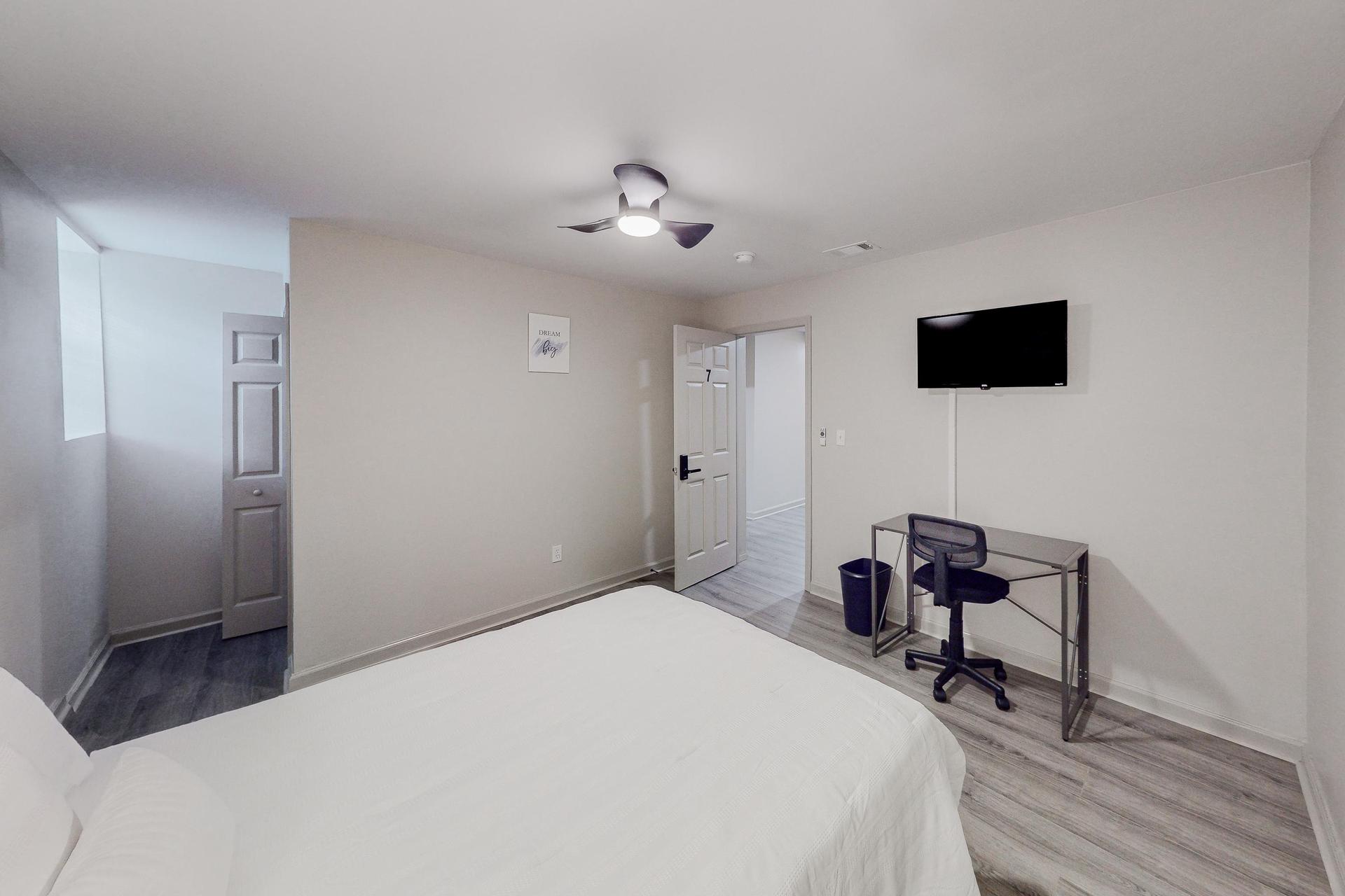 Bedroom 7 (large room - view 1)