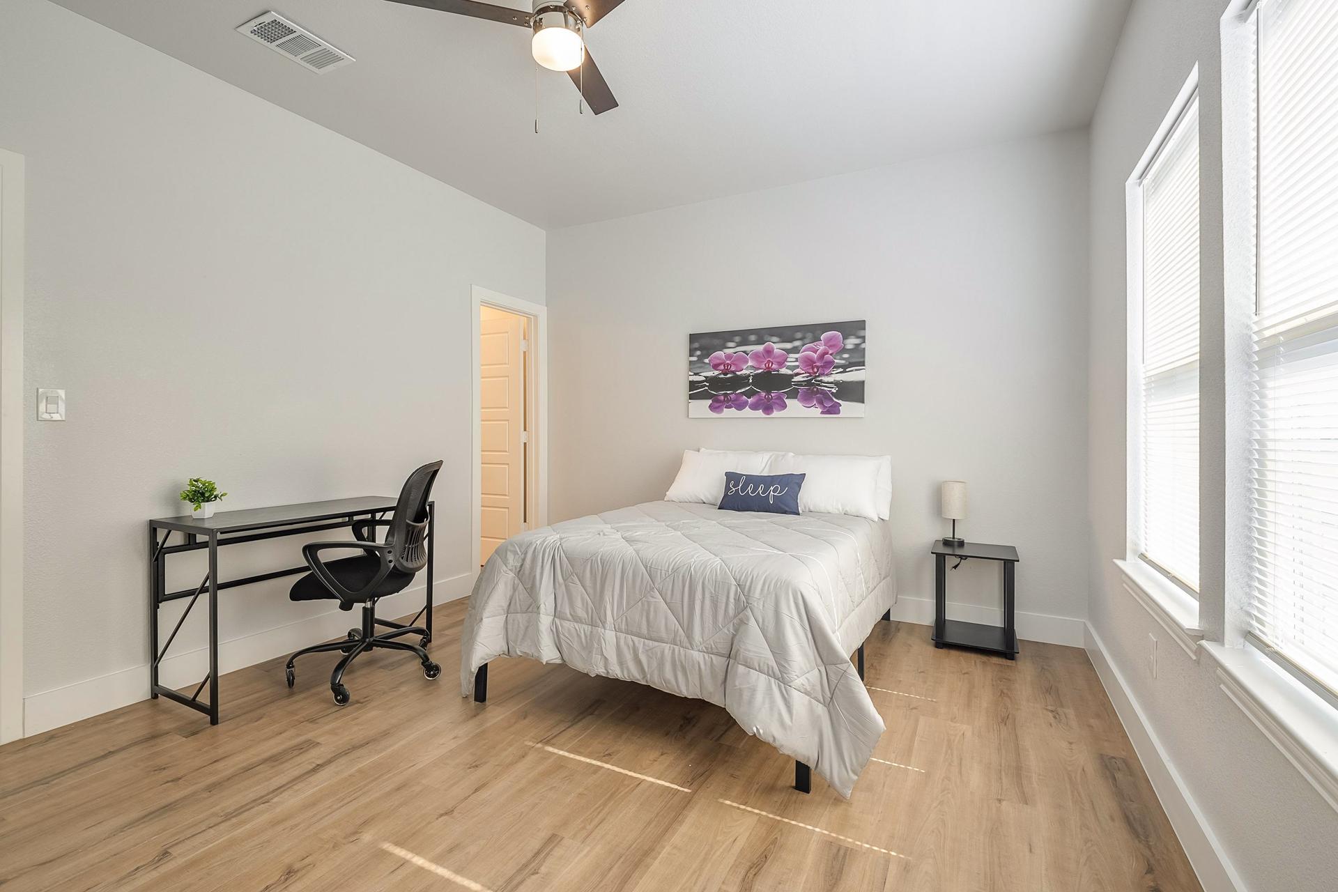 bedroom, detected:ceiling fan, window blind, bed