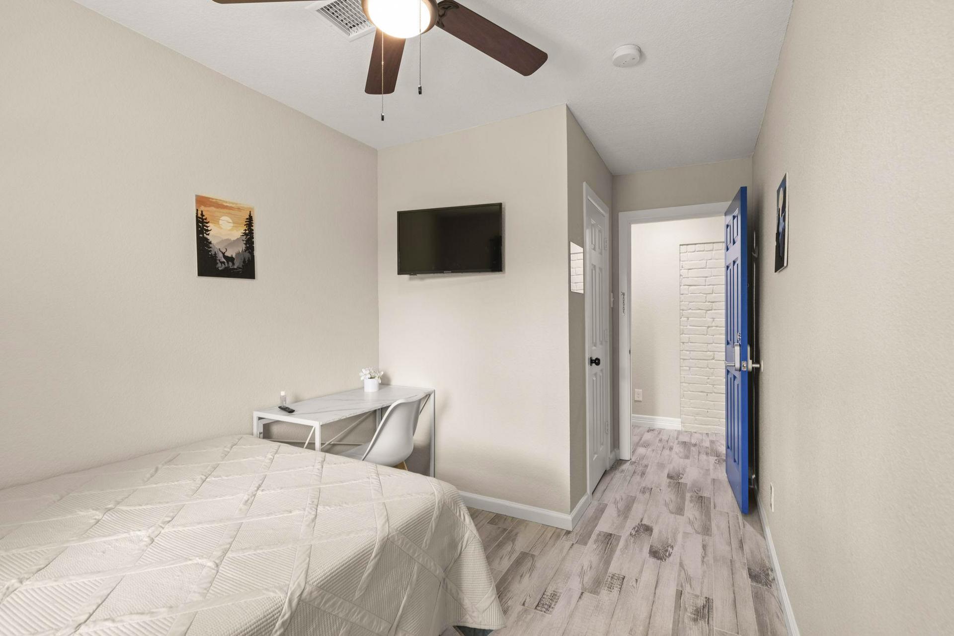 bedroom, detected:ceiling fan, window blind, bed