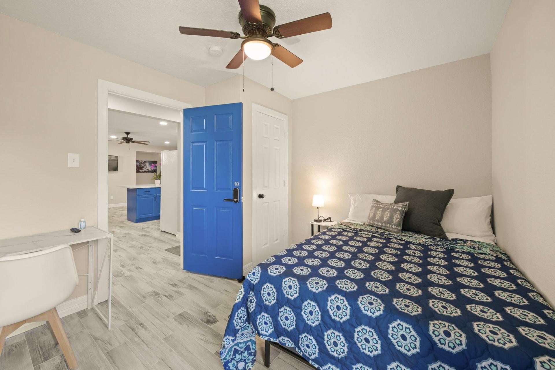 bedroom, detected:ceiling fan, bed, window blind