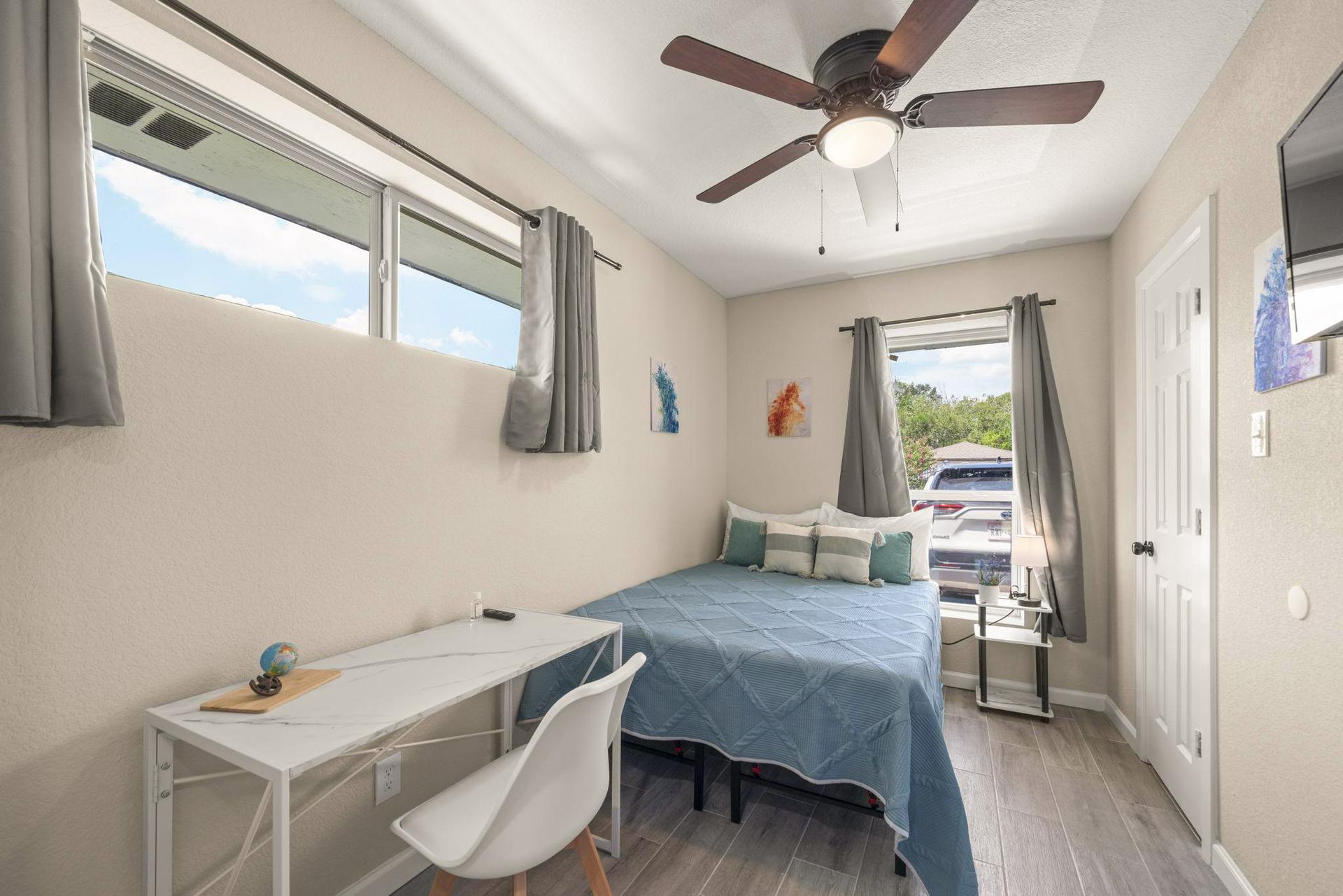bedroom, detected:ceiling fan, window blind, bed
