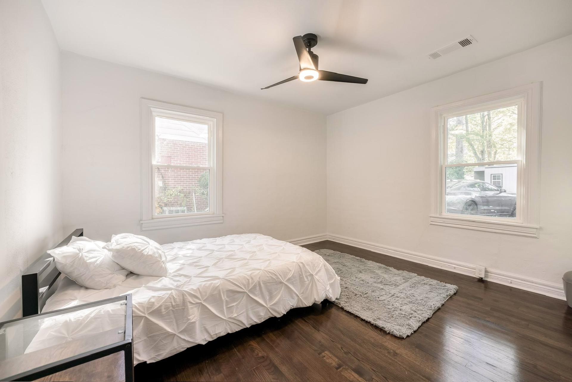 bedroom, detected:window blind, ceiling fan, bed