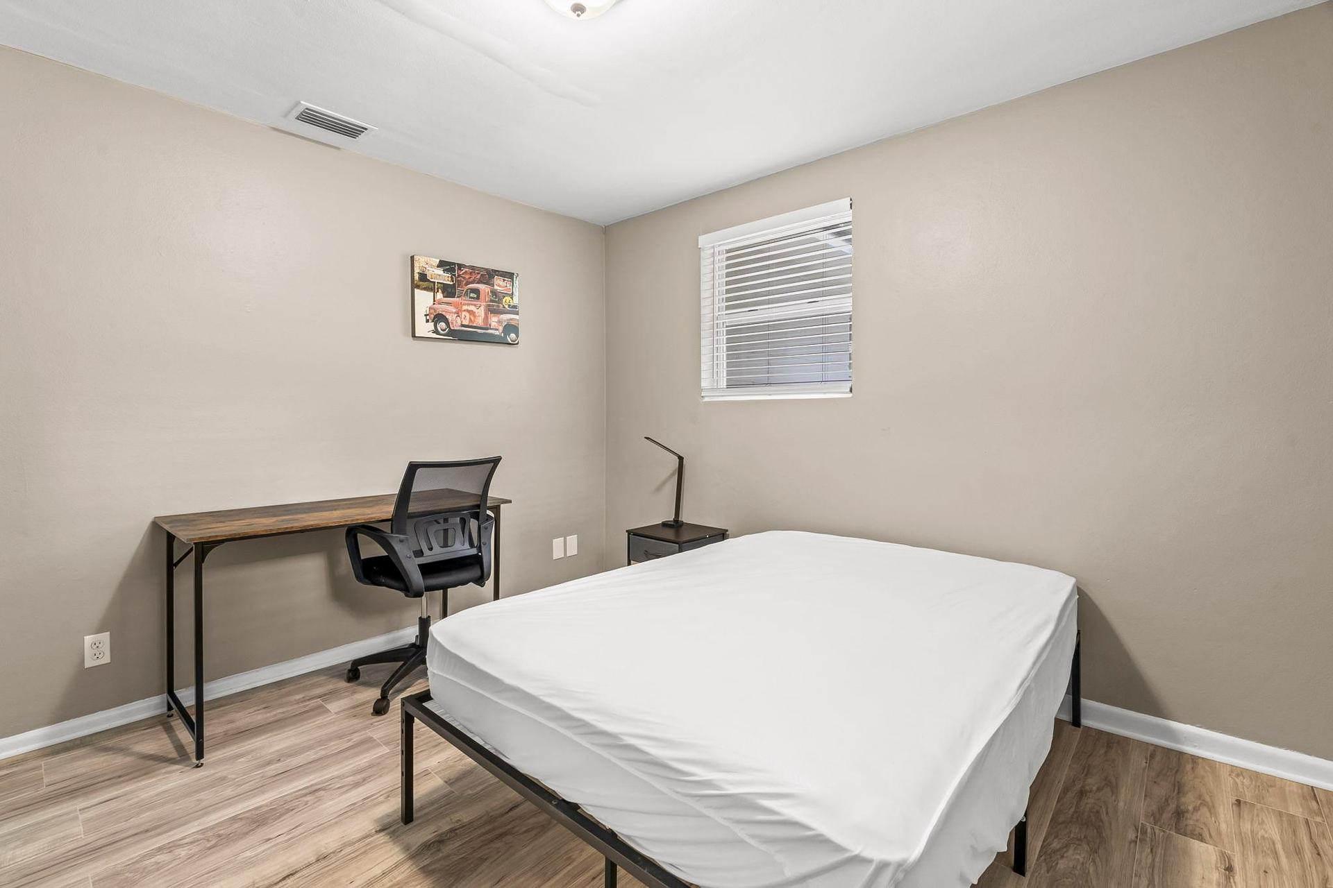 bedroom, detected:window blind, bed