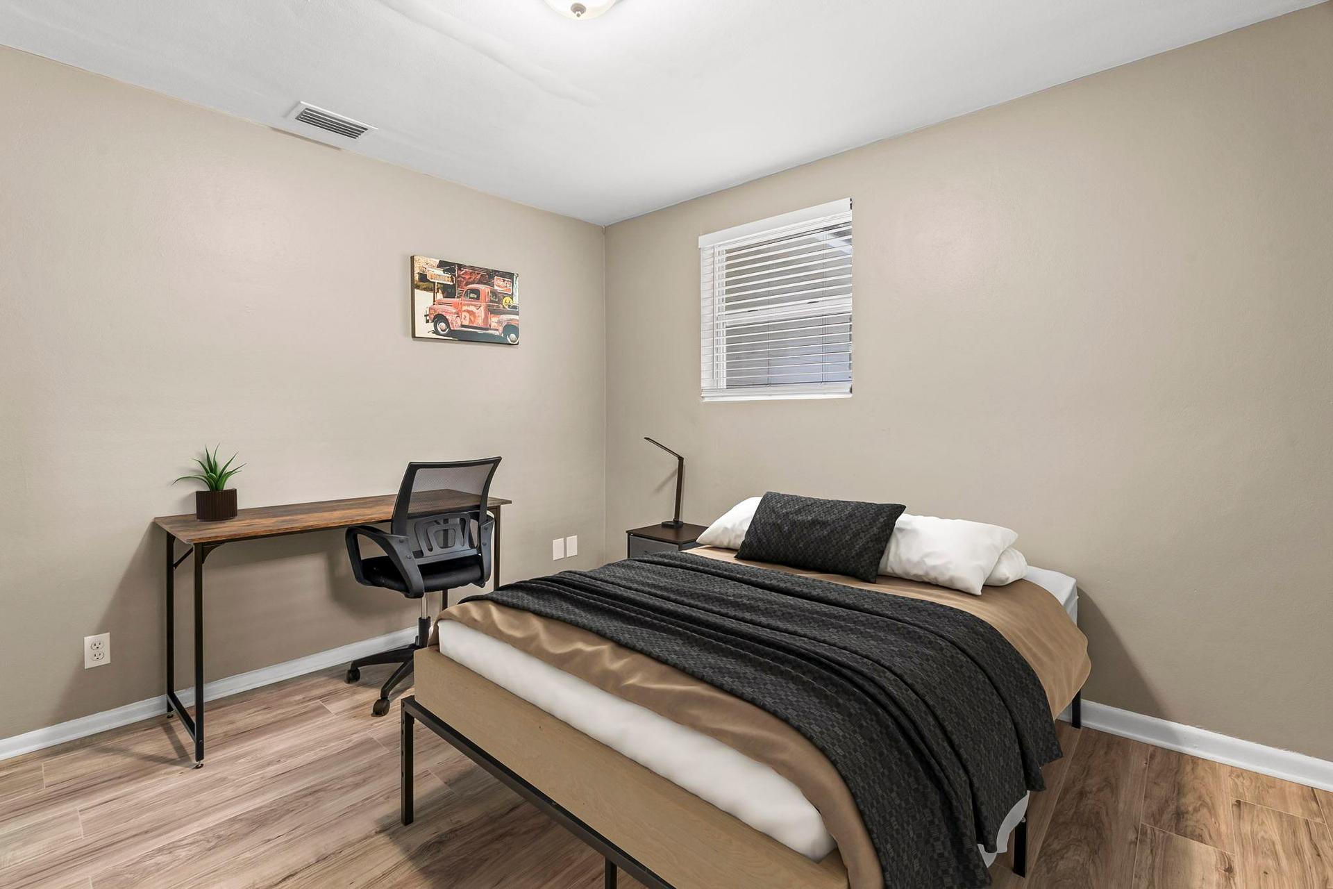 bedroom, detected:window blind, bed