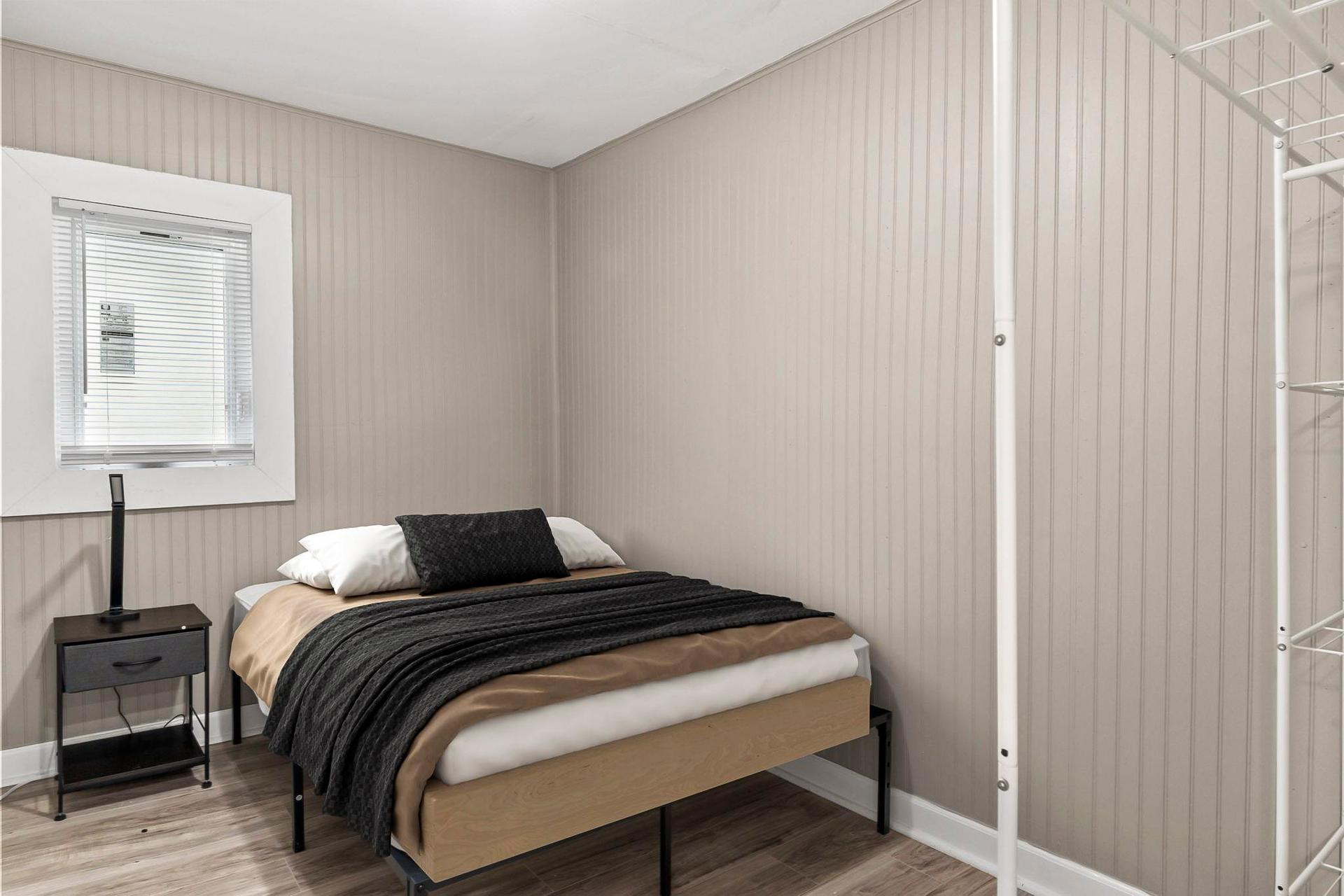 bedroom, detected:window blind, bed