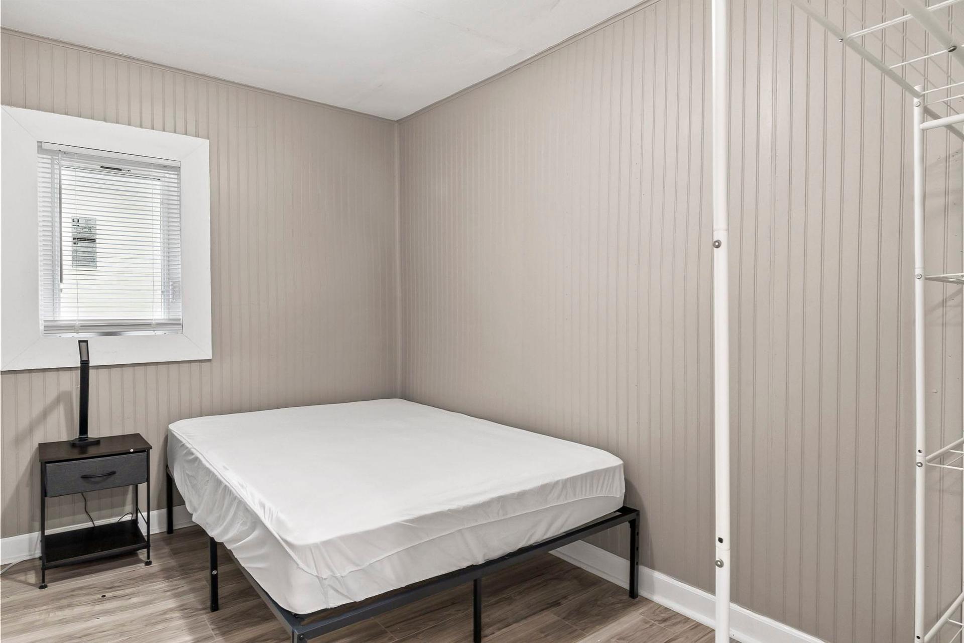 bedroom, detected:window blind, bed