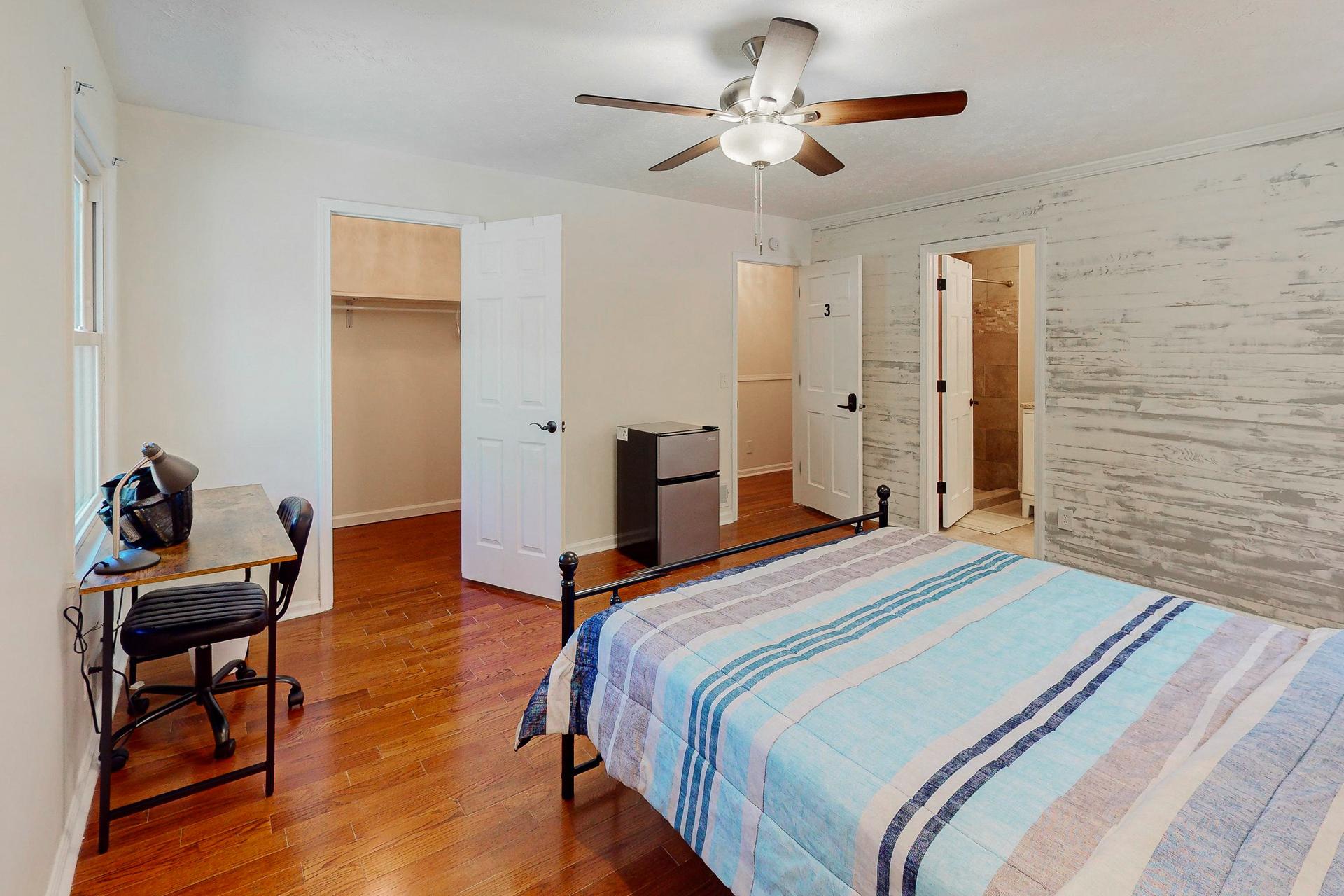 bedroom, detected:ceiling fan, bed, window blind