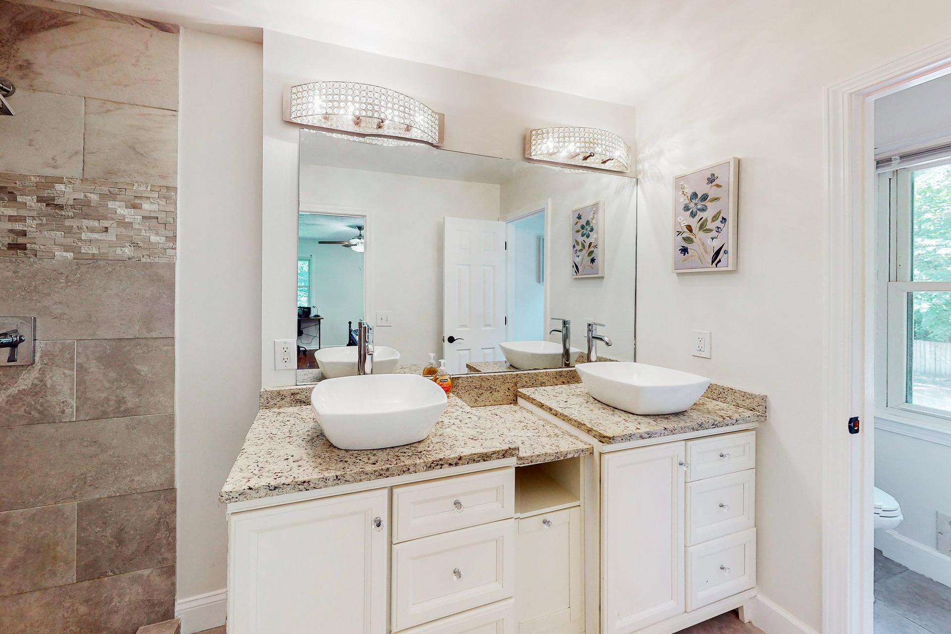 bathroom, detected:window blind