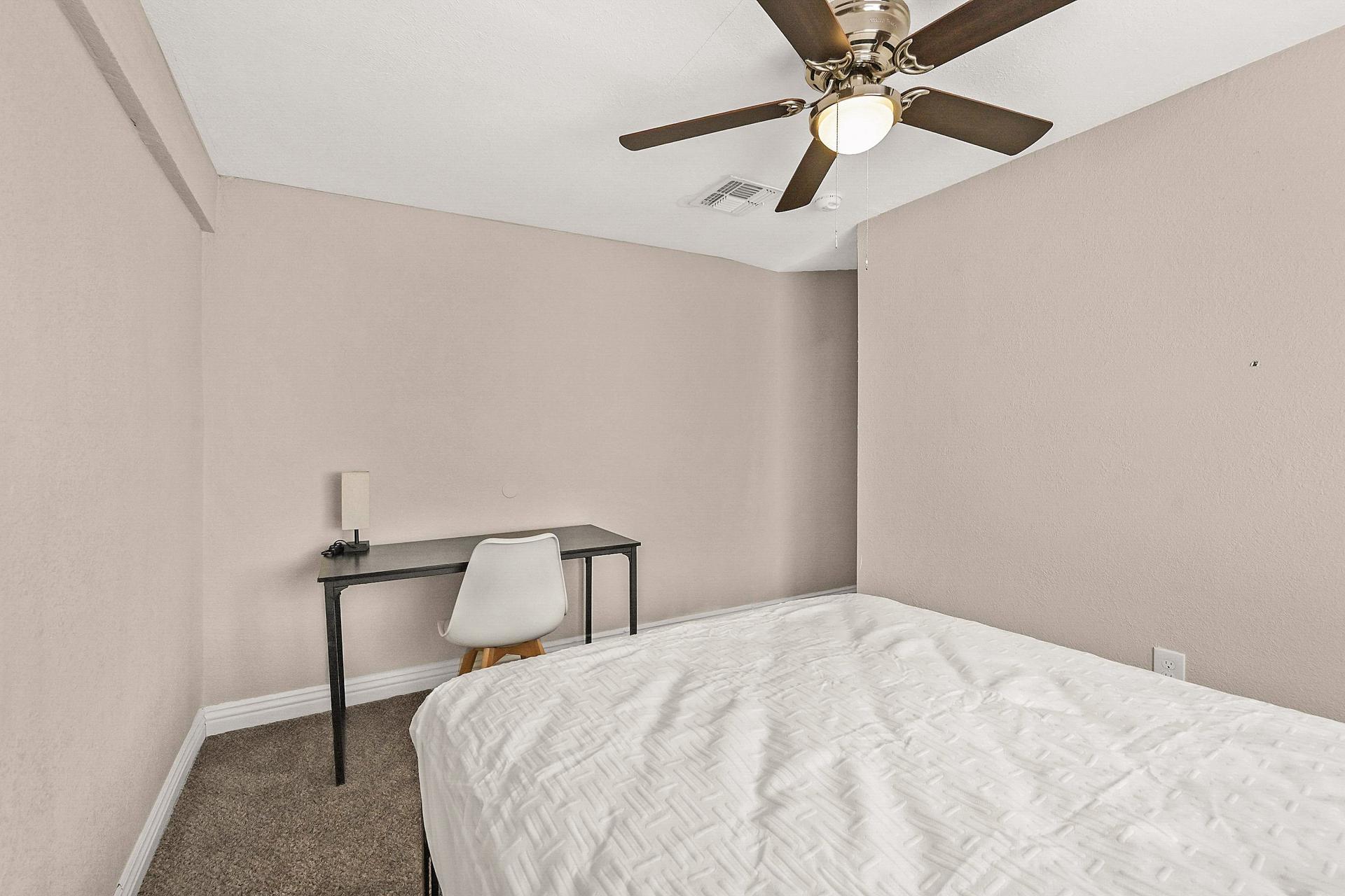 bedroom, detected:ceiling fan, window blind, bed