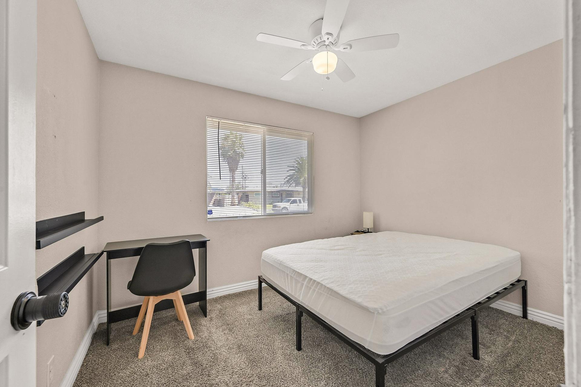 bedroom, detected:ceiling fan, bed, window blind