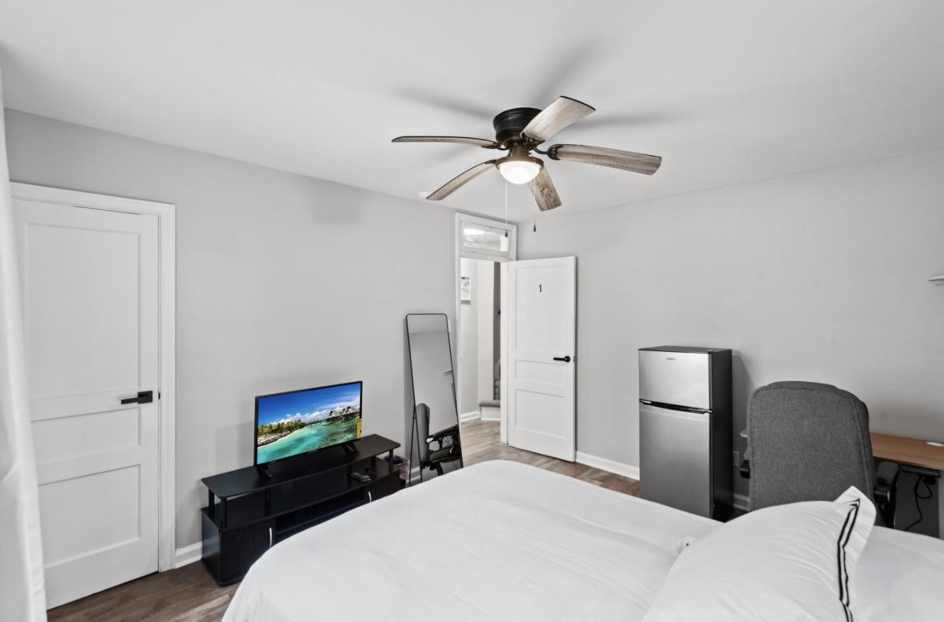 32" Smart TV and entertainment desk with closet and shelves.