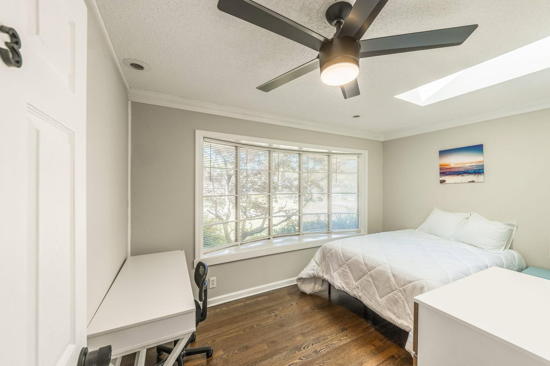 bedroom, detected:ceiling fan, bed, window blind