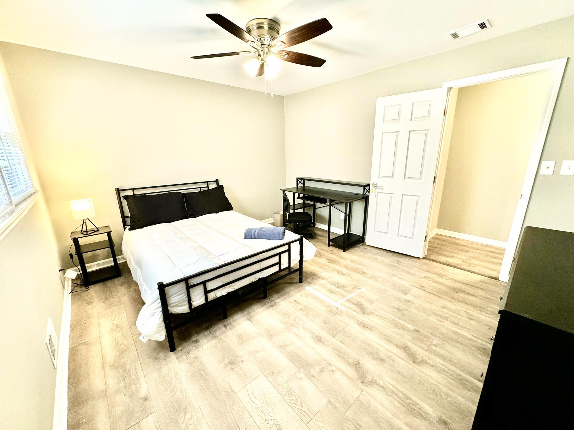 bedroom, detected:ceiling fan, window blind, bed
