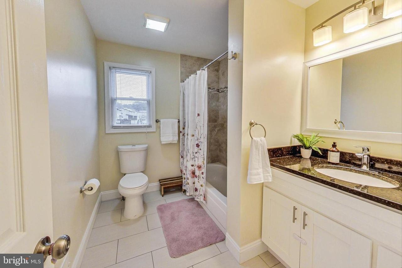 Common Bathroom #2 (Full)