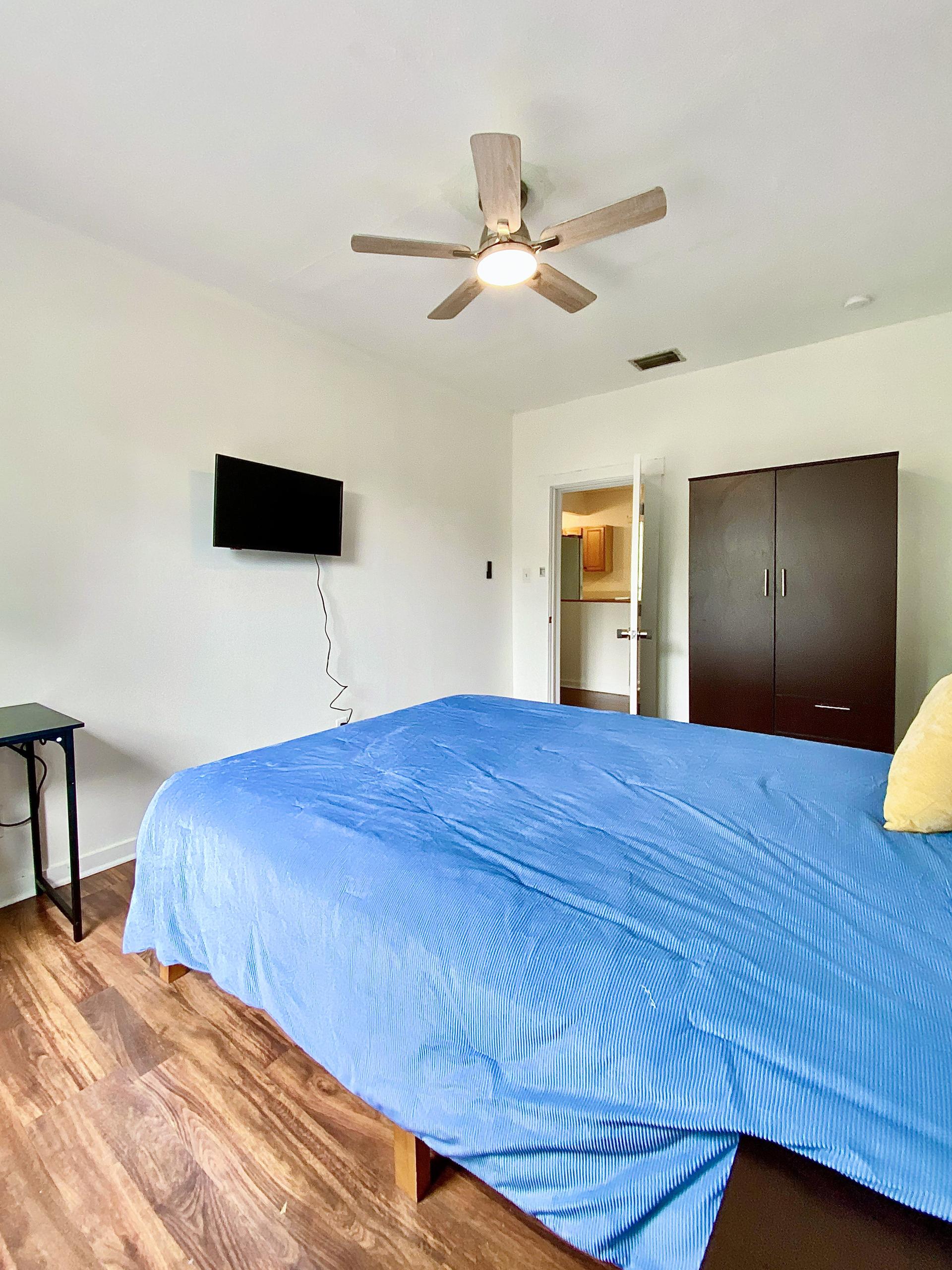 bedroom, detected:ceiling fan, bed, window blind